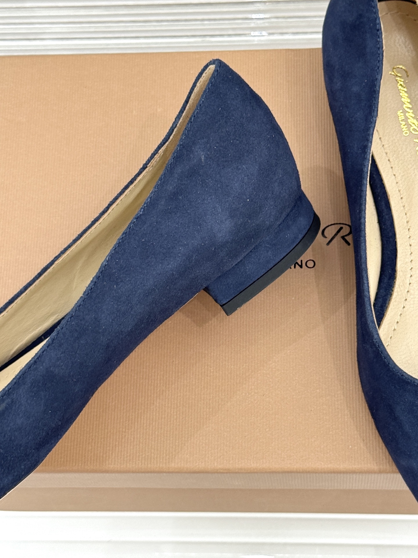 Gianvito Rossi经典极简尖头高跟鞋单鞋以「删繁就简」的意式匠心将高奢质感藏于利落线条让每一步