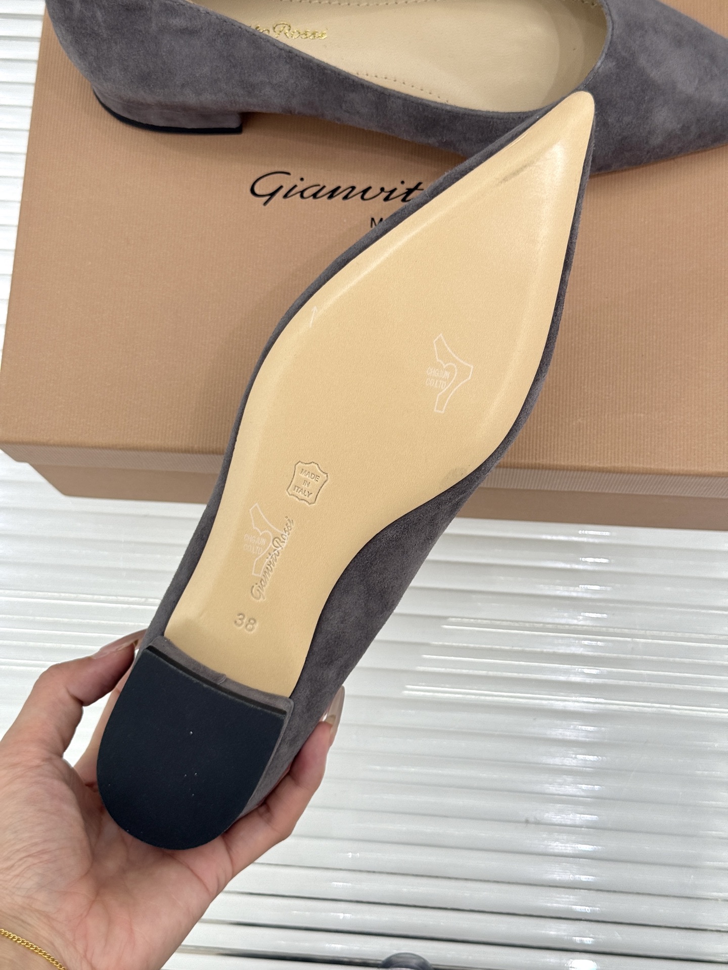 Gianvito Rossi经典极简尖头高跟鞋单鞋以「删繁就简」的意式匠心将高奢质感藏于利落线条让每一步