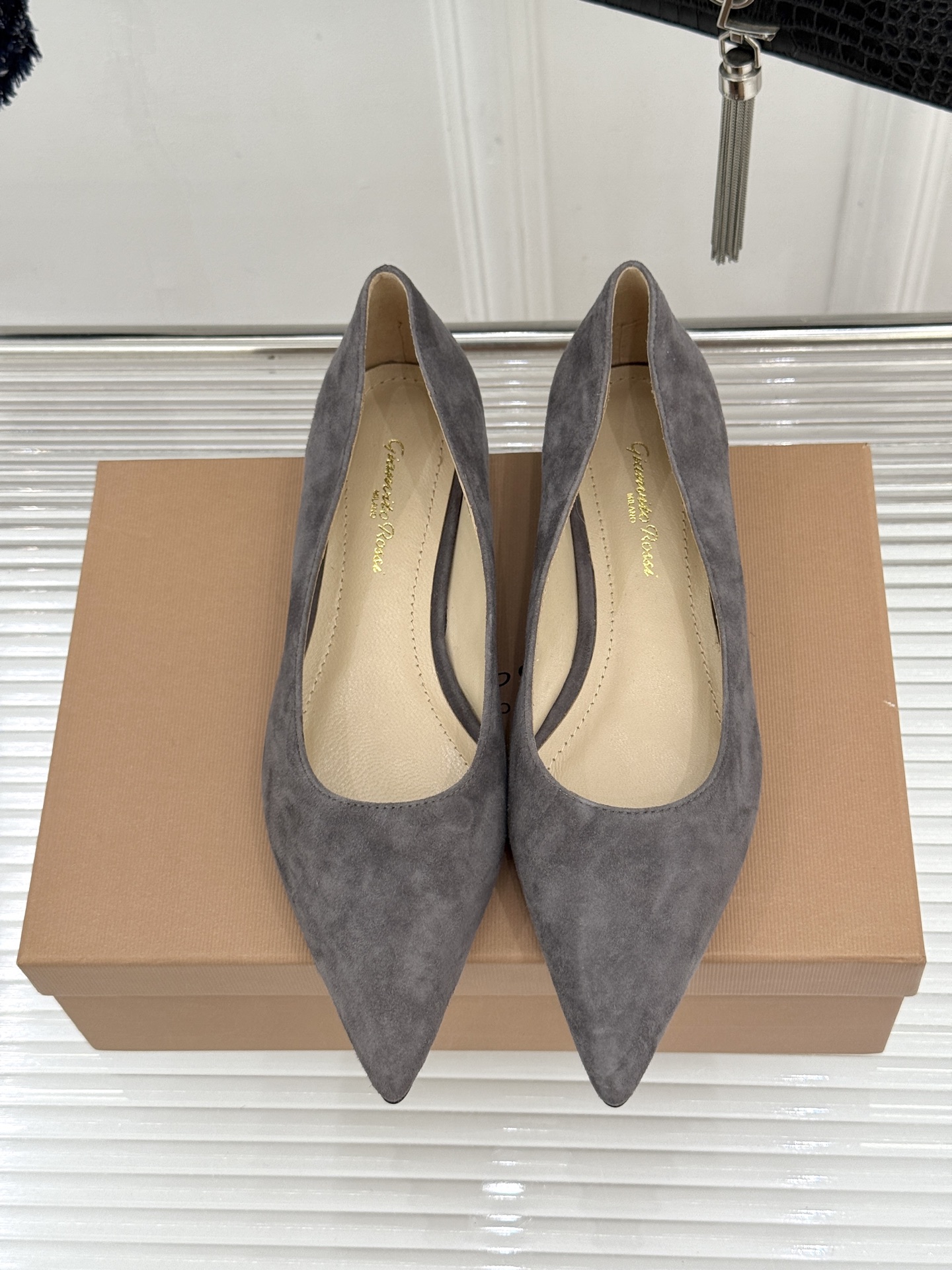 Gianvito Rossi经典极简尖头高跟鞋单鞋以「删繁就简」的意式匠心将高奢质感藏于利落线条让每一步