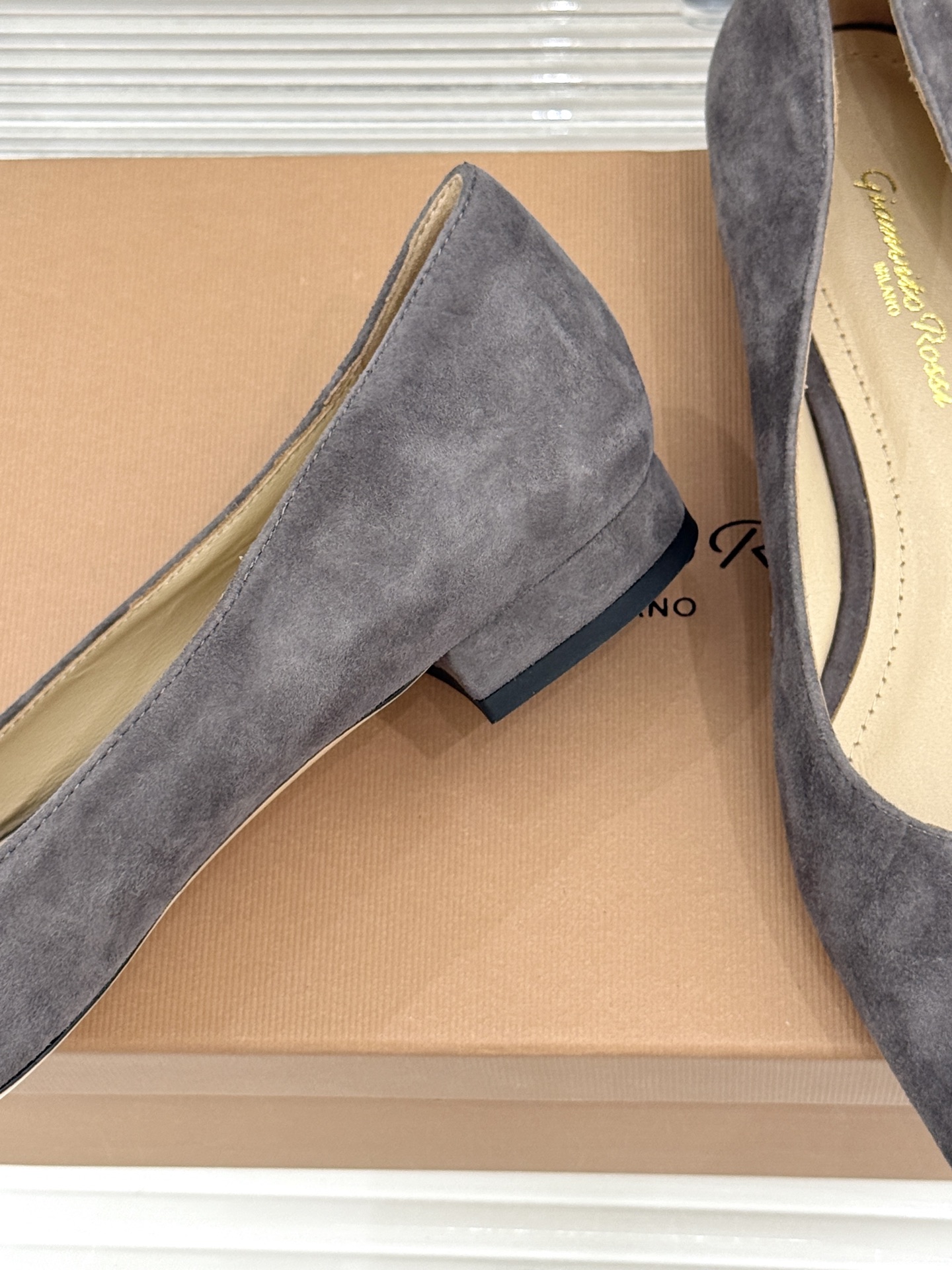 Gianvito Rossi经典极简尖头高跟鞋单鞋以「删繁就简」的意式匠心将高奢质感藏于利落线条让每一步