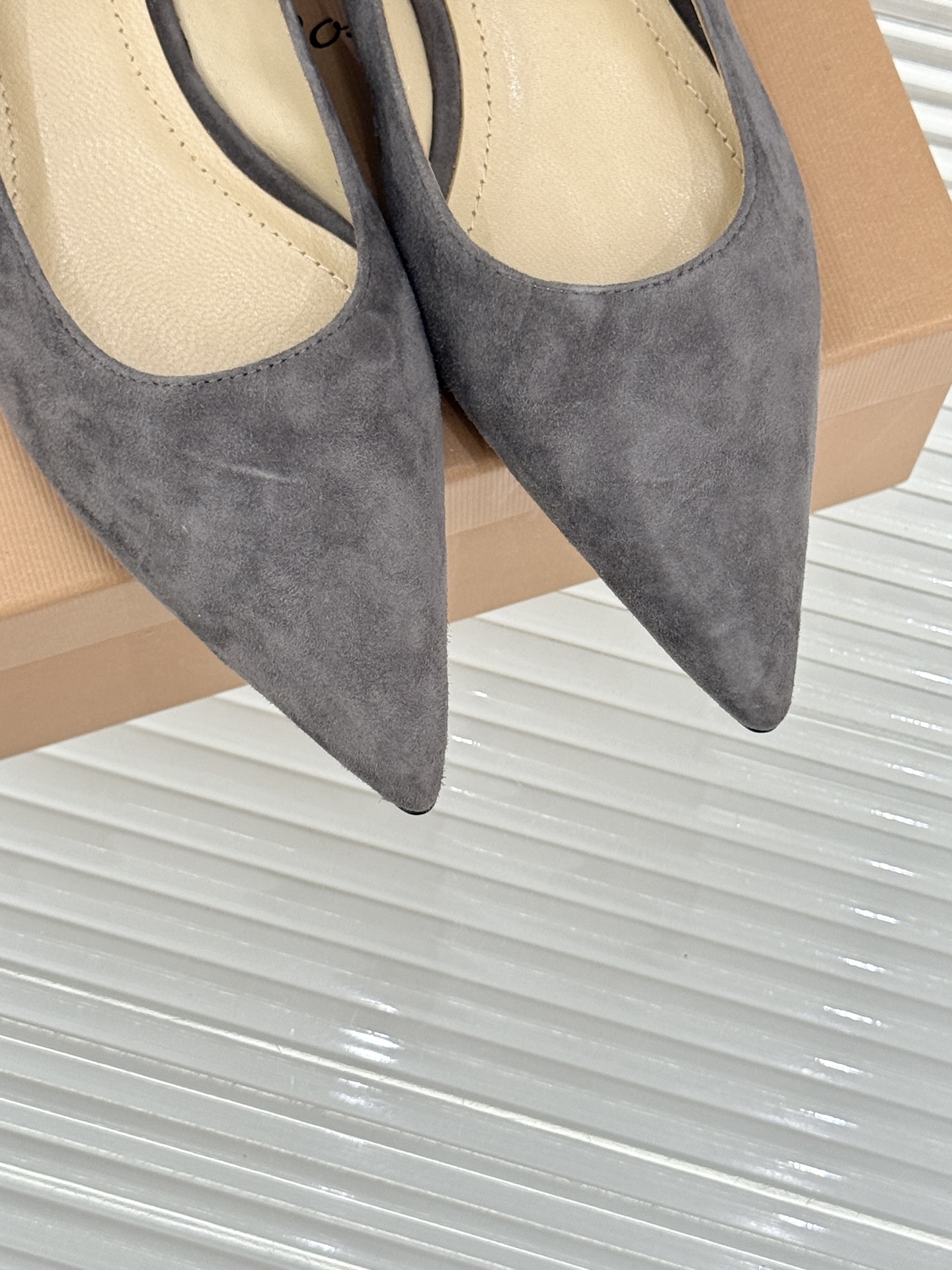 Gianvito Rossi经典极简尖头高跟鞋单鞋以「删繁就简」的意式匠心将高奢质感藏于利落线条让每一步