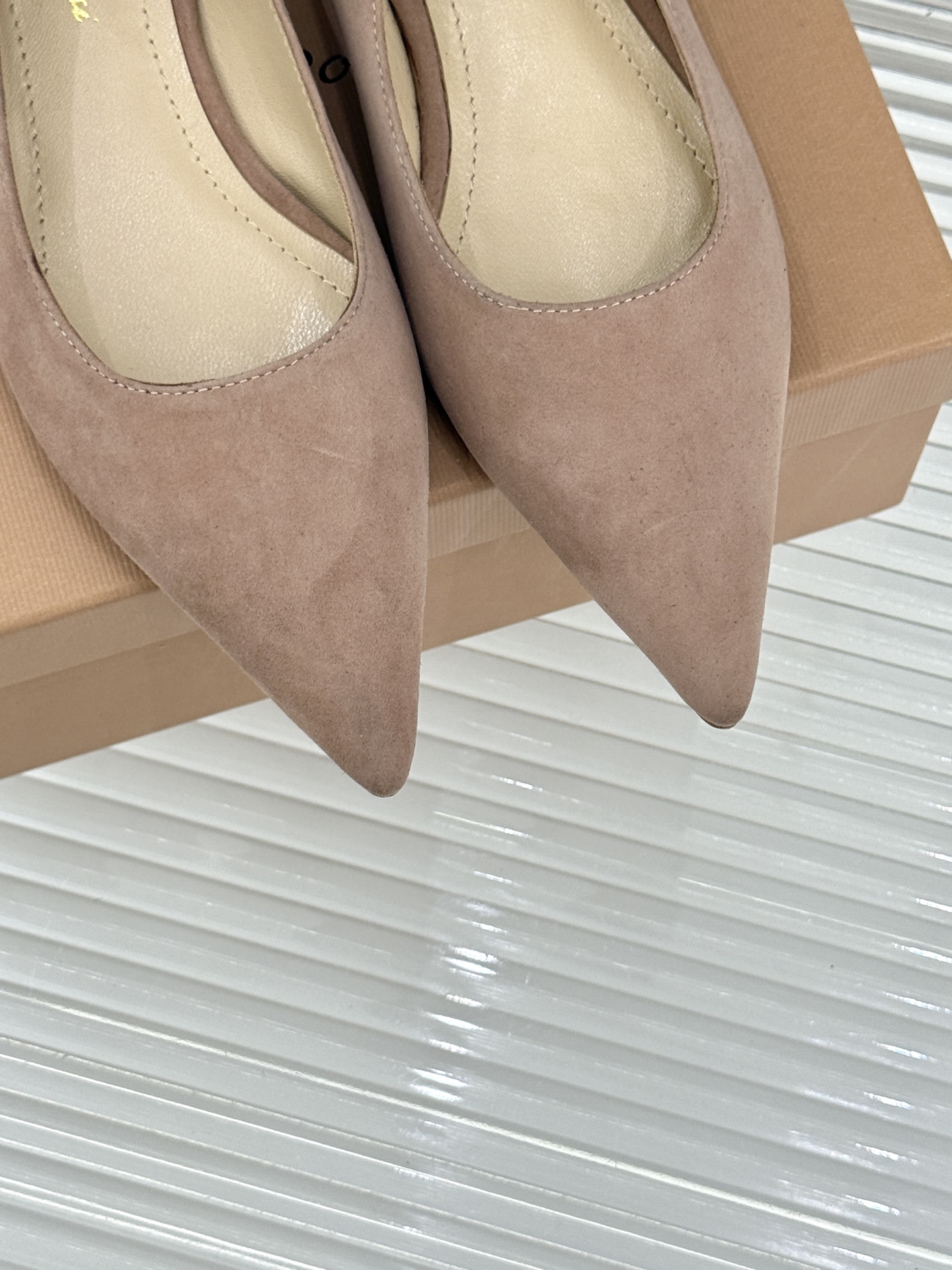 Gianvito Rossi经典极简尖头高跟鞋单鞋以「删繁就简」的意式匠心将高奢质感藏于利落线条让每一步