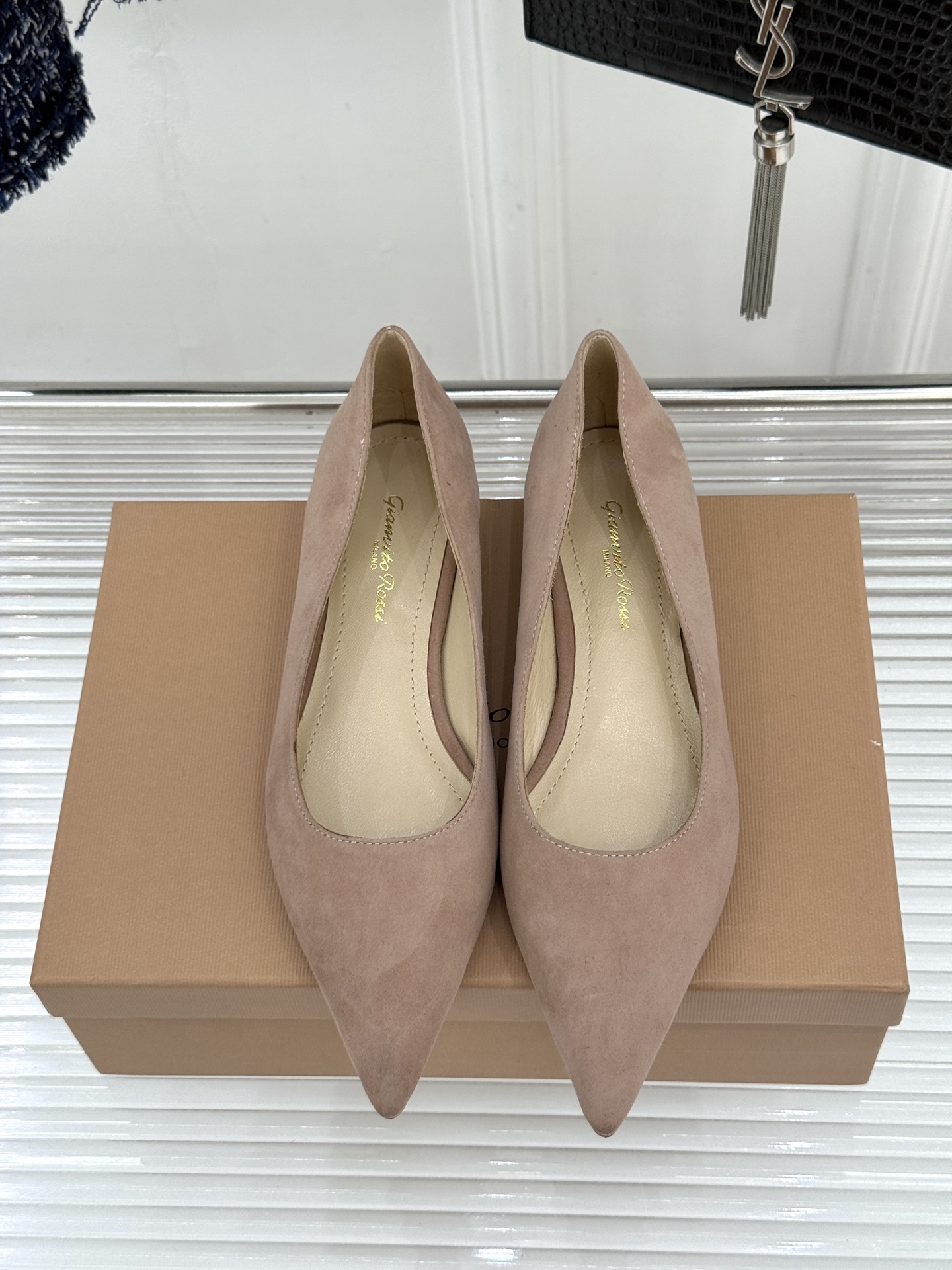 Gianvito Rossi经典极简尖头高跟鞋单鞋以「删繁就简」的意式匠心将高奢质感藏于利落线条让每一步