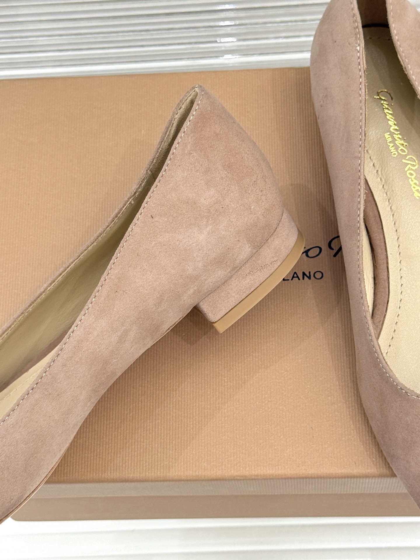 Gianvito Rossi经典极简尖头高跟鞋单鞋以「删繁就简」的意式匠心将高奢质感藏于利落线条让每一步