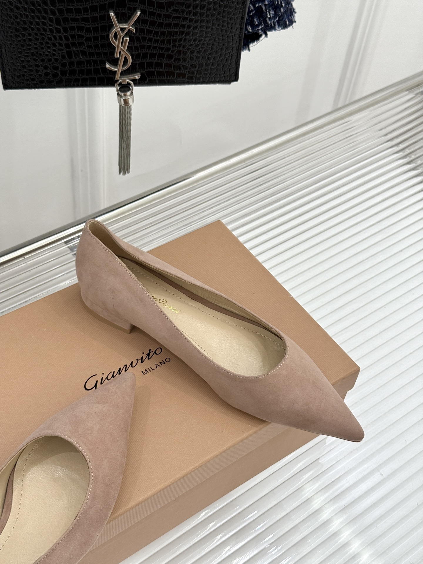 Gianvito Rossi经典极简尖头高跟鞋单鞋以「删繁就简」的意式匠心将高奢质感藏于利落线条让每一步