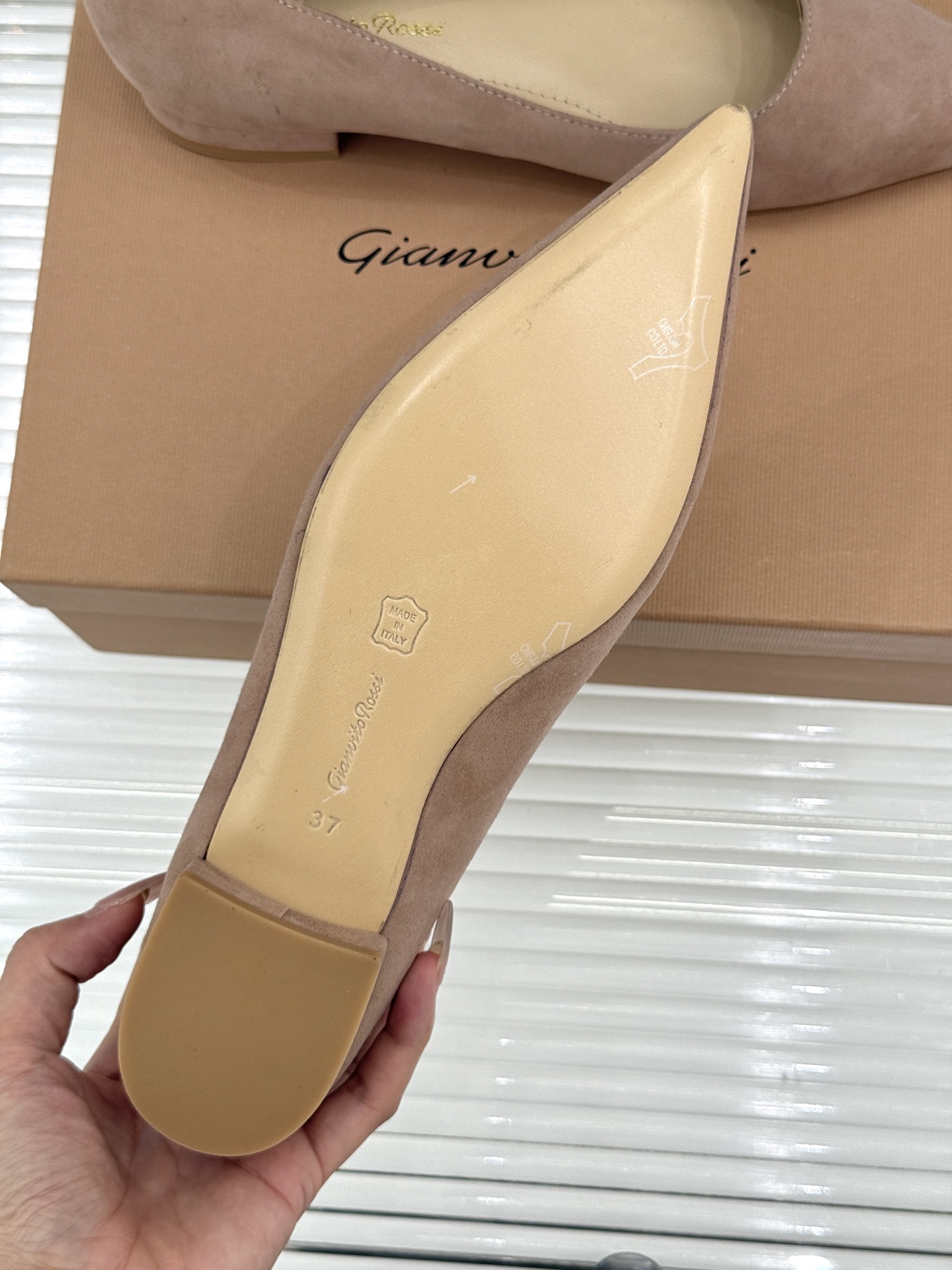 Gianvito Rossi经典极简尖头高跟鞋单鞋以「删繁就简」的意式匠心将高奢质感藏于利落线条让每一步