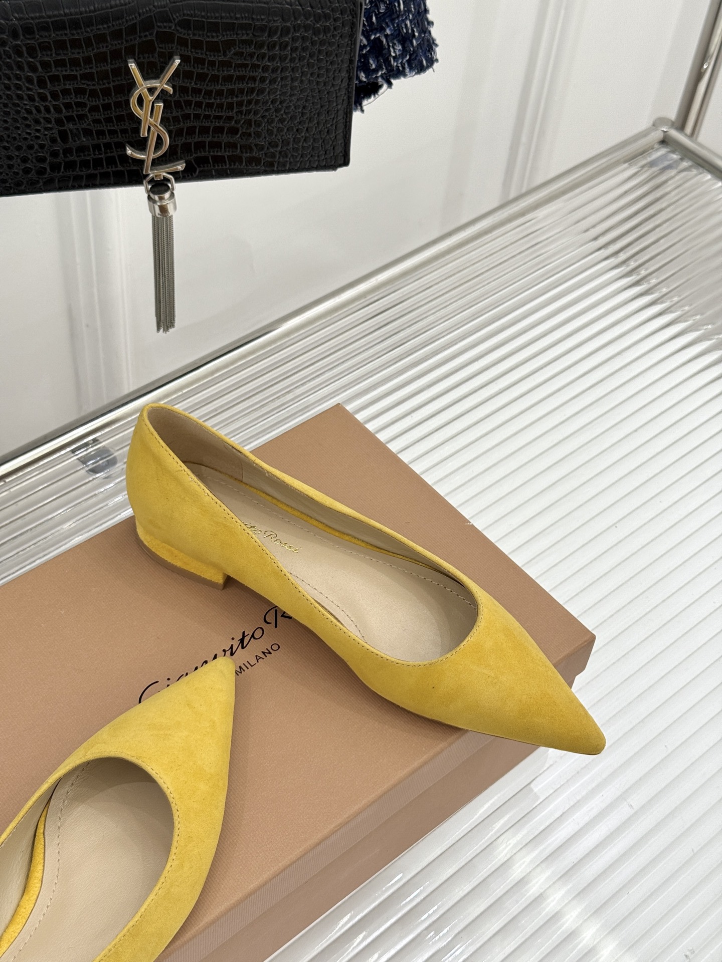 Gianvito Rossi经典极简尖头高跟鞋单鞋以「删繁就简」的意式匠心将高奢质感藏于利落线条让每一步