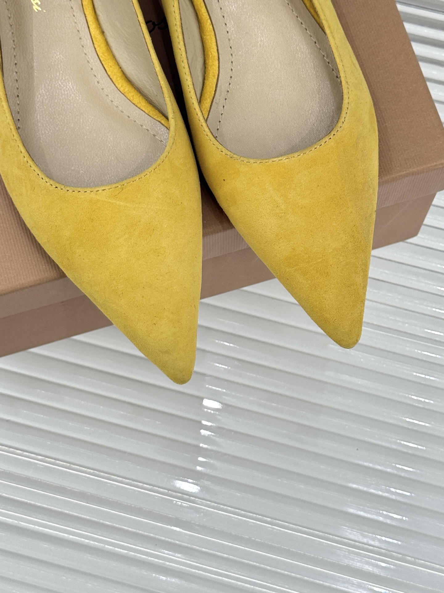 Gianvito Rossi经典极简尖头高跟鞋单鞋以「删繁就简」的意式匠心将高奢质感藏于利落线条让每一步