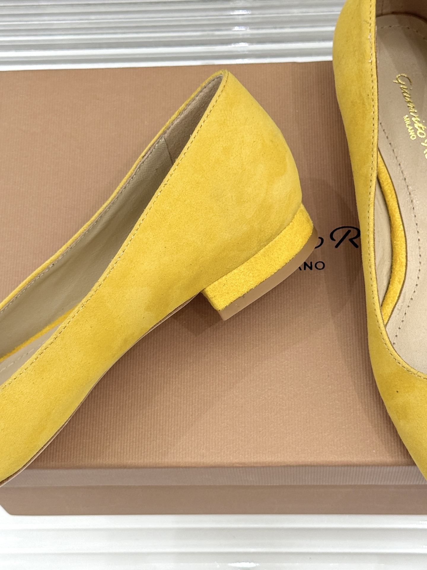 Gianvito Rossi经典极简尖头高跟鞋单鞋以「删繁就简」的意式匠心将高奢质感藏于利落线条让每一步