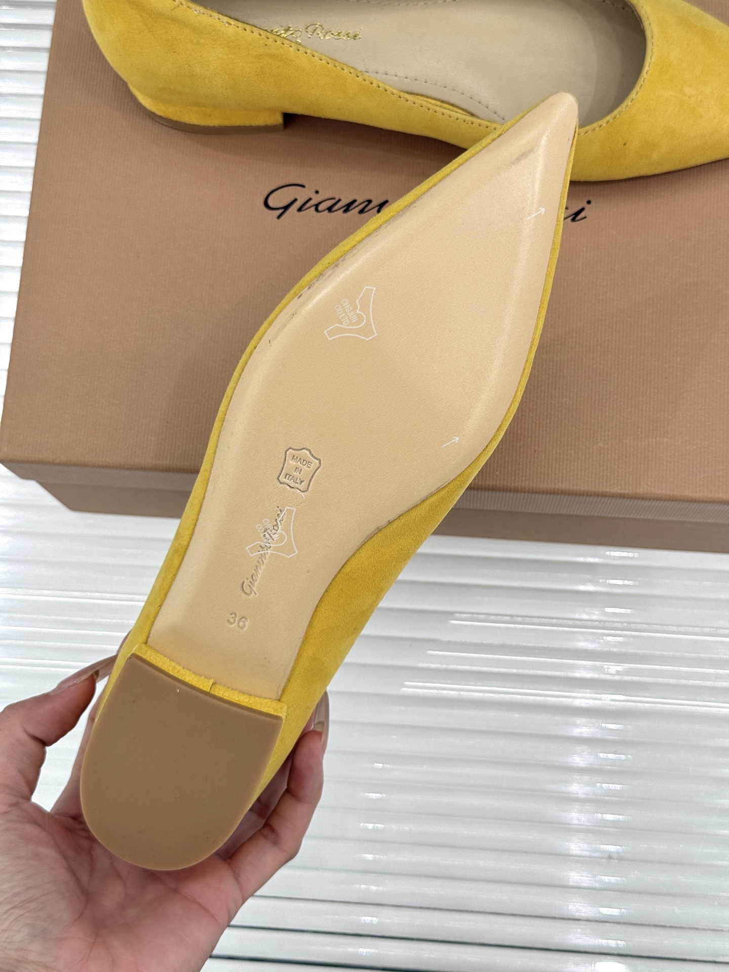 Gianvito Rossi经典极简尖头高跟鞋单鞋以「删繁就简」的意式匠心将高奢质感藏于利落线条让每一步