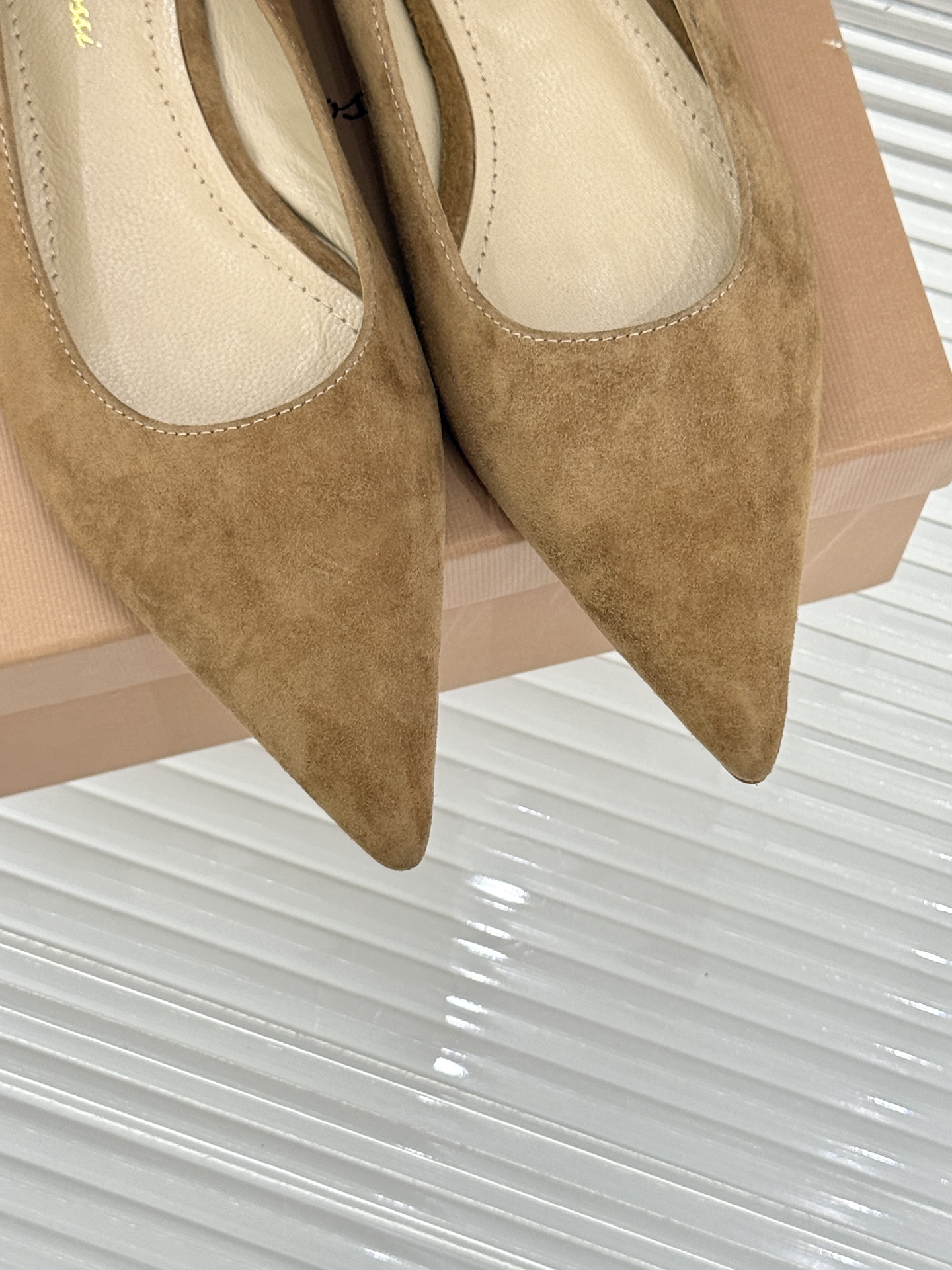 Gianvito Rossi经典极简尖头高跟鞋单鞋以「删繁就简」的意式匠心将高奢质感藏于利落线条让每一步