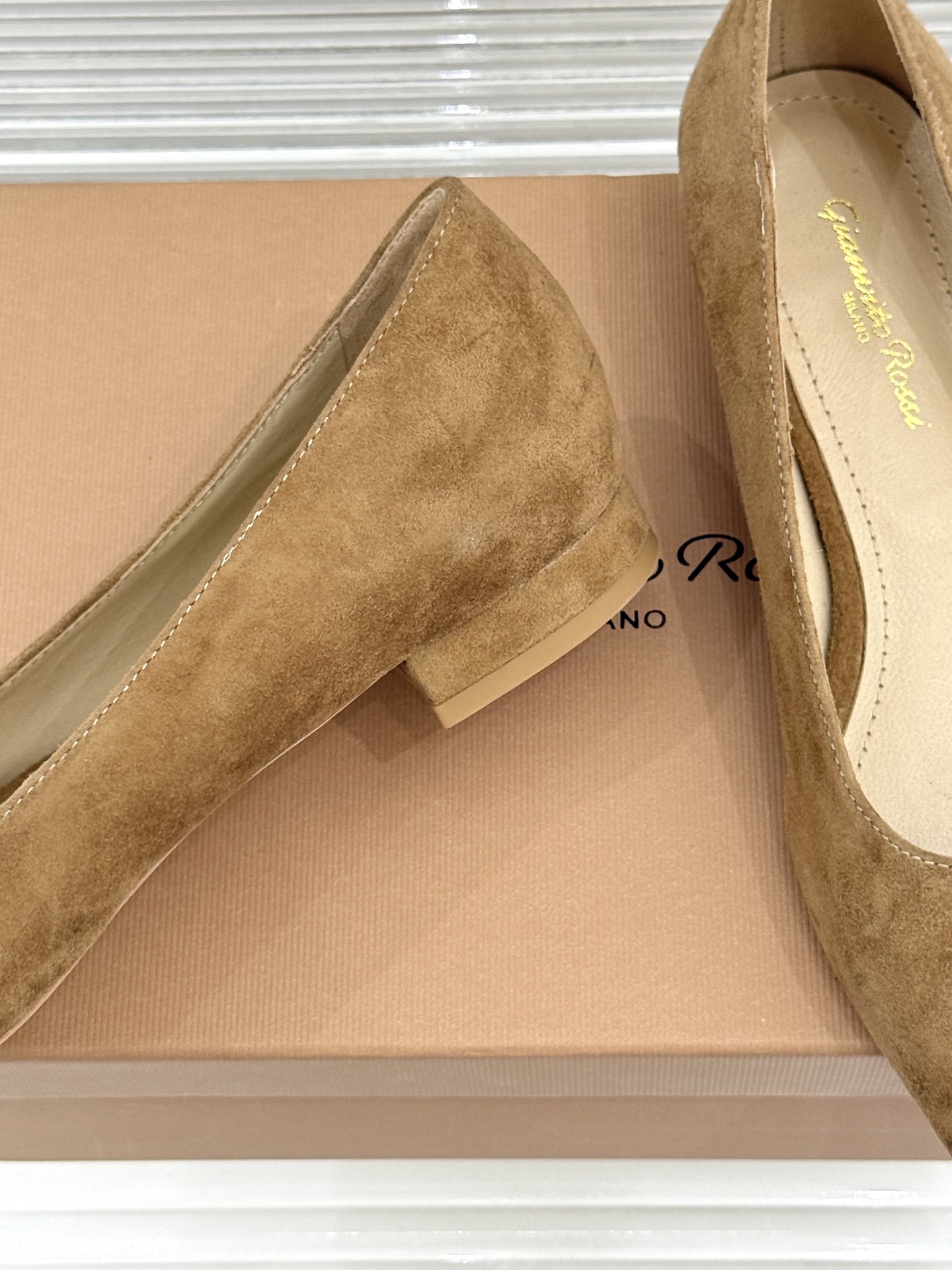 Gianvito Rossi经典极简尖头高跟鞋单鞋以「删繁就简」的意式匠心将高奢质感藏于利落线条让每一步