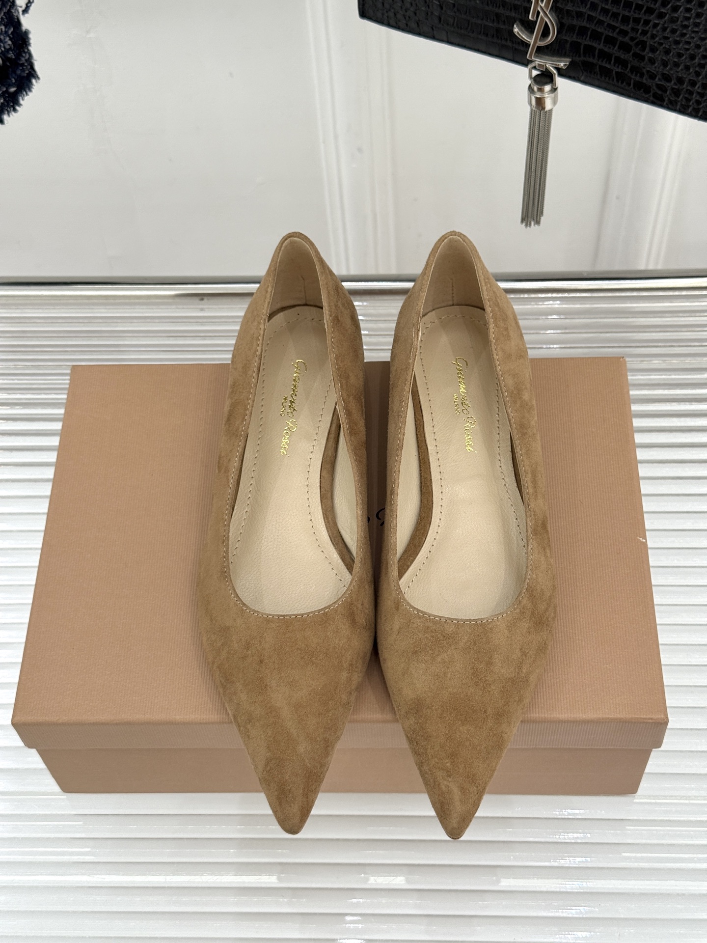 Gianvito Rossi经典极简尖头高跟鞋单鞋以「删繁就简」的意式匠心将高奢质感藏于利落线条让每一步