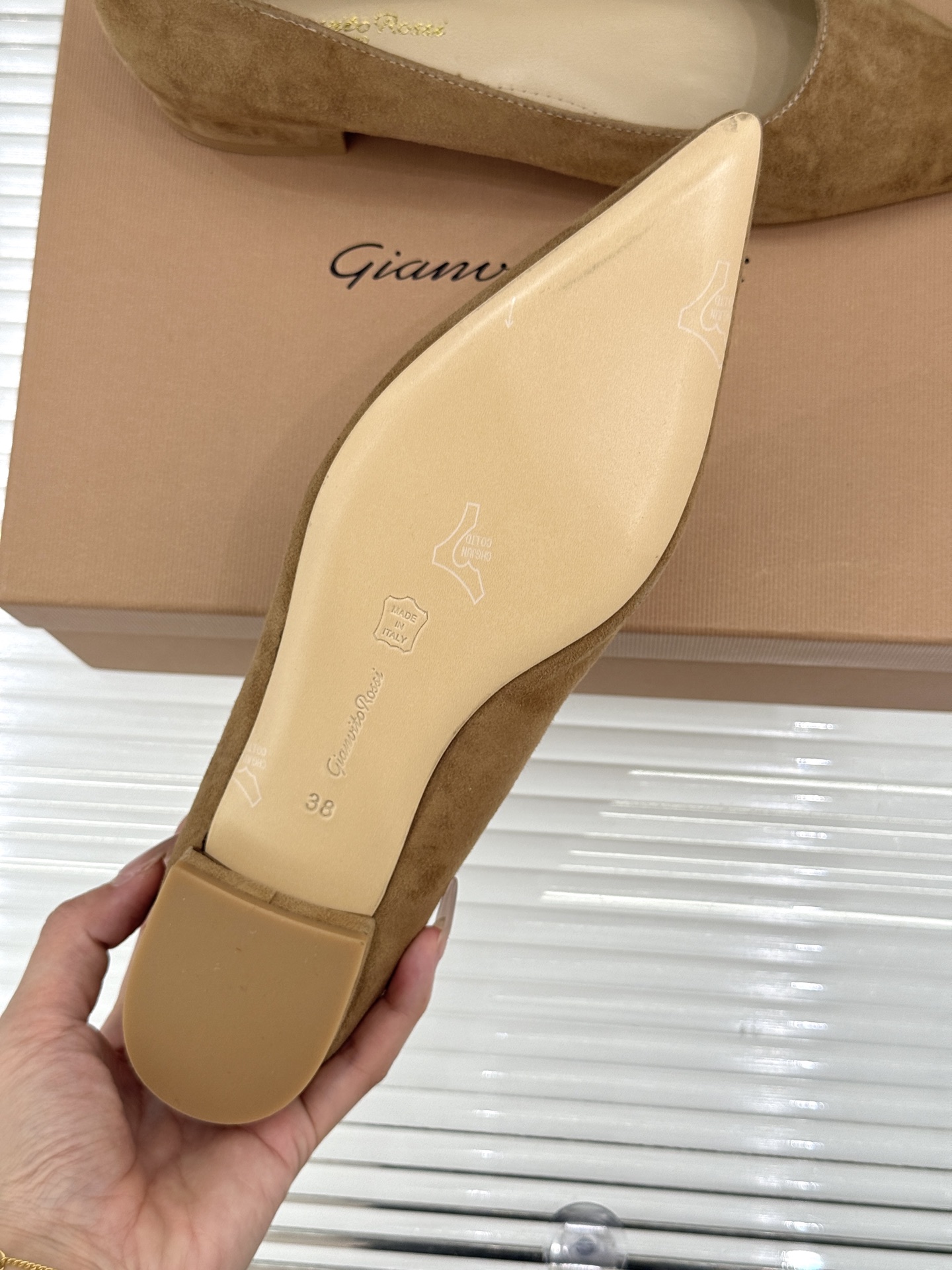 Gianvito Rossi经典极简尖头高跟鞋单鞋以「删繁就简」的意式匠心将高奢质感藏于利落线条让每一步