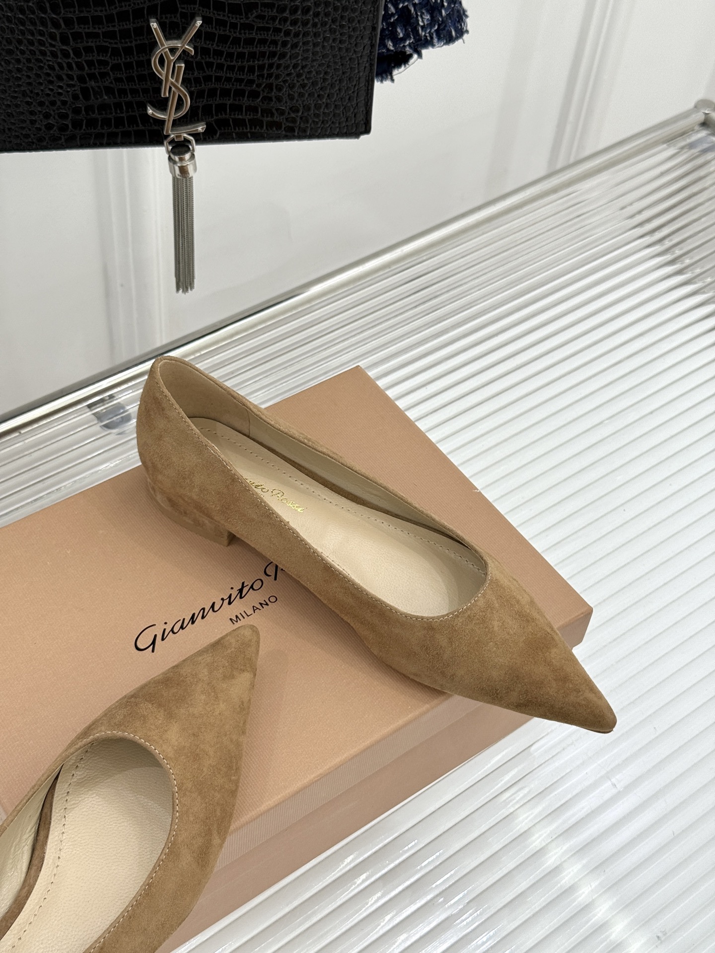 Gianvito Rossi经典极简尖头高跟鞋单鞋以「删繁就简」的意式匠心将高奢质感藏于利落线条让每一步