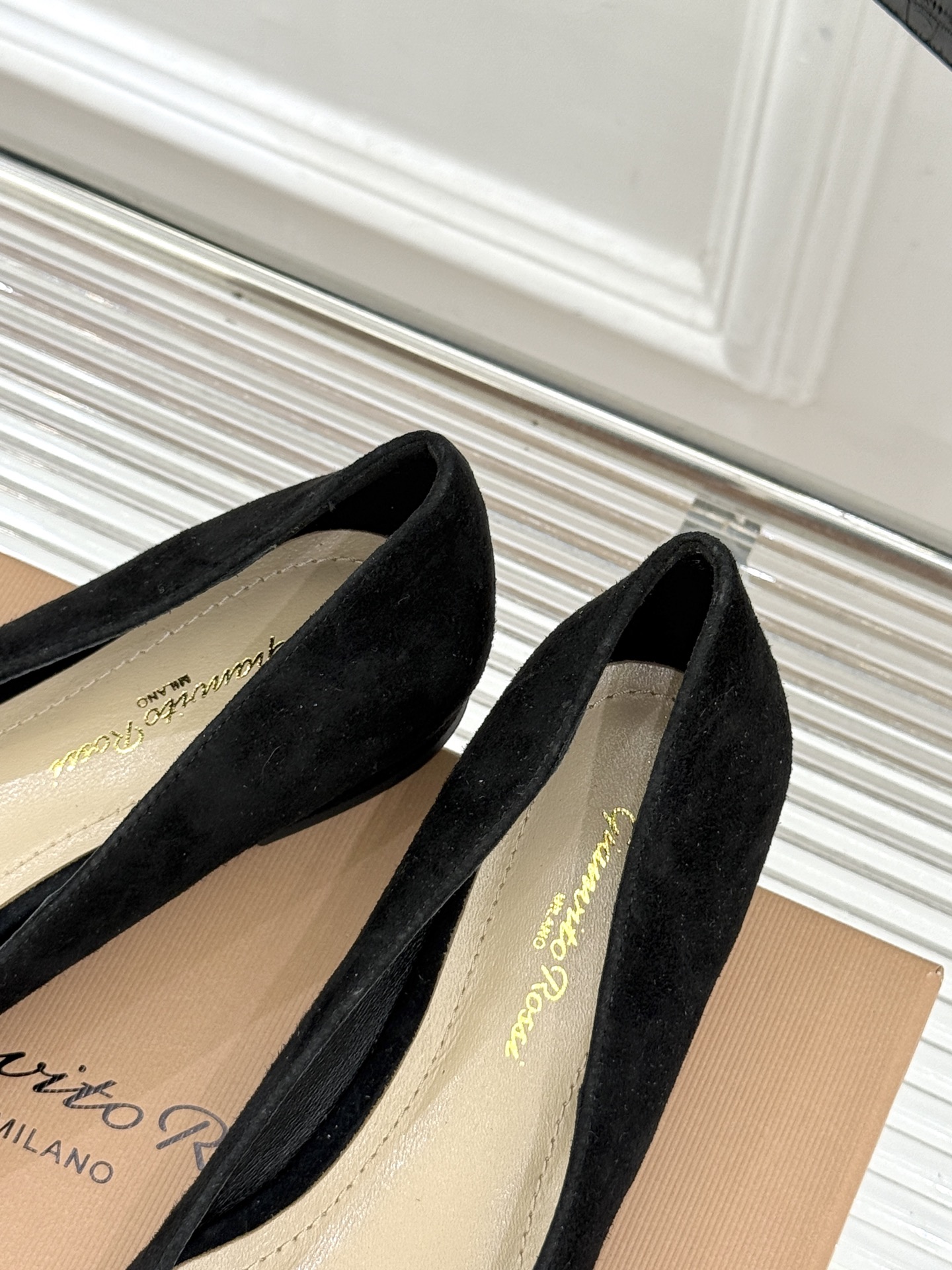 Gianvito Rossi经典极简尖头高跟鞋单鞋以「删繁就简」的意式匠心将高奢质感藏于利落线条让每一步