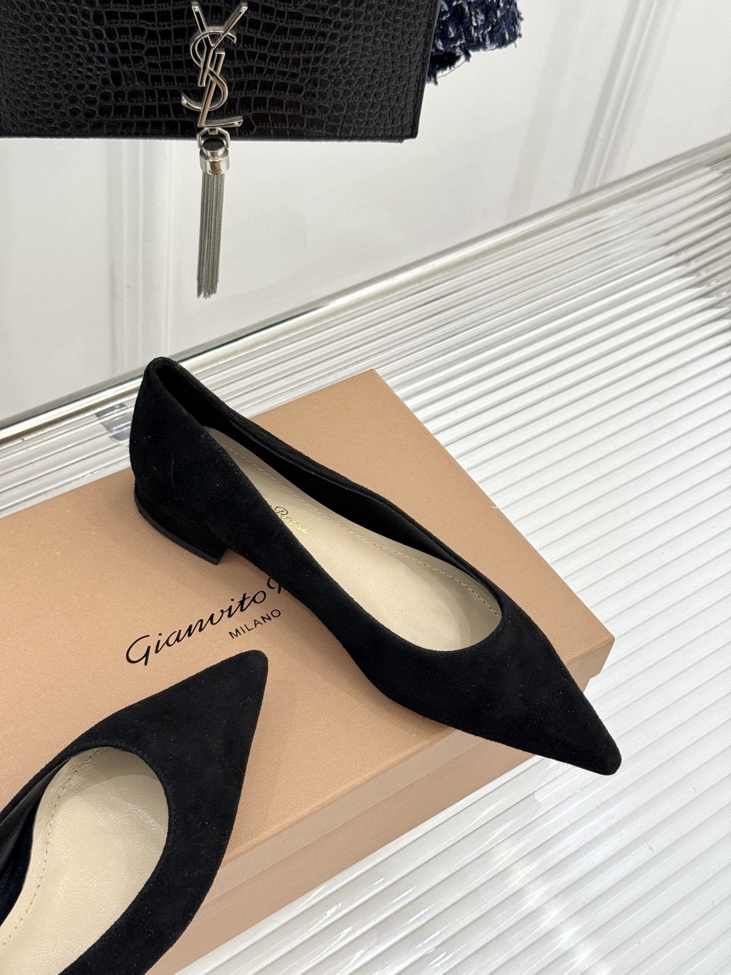 Gianvito Rossi经典极简尖头高跟鞋单鞋以「删繁就简」的意式匠心将高奢质感藏于利落线条让每一步