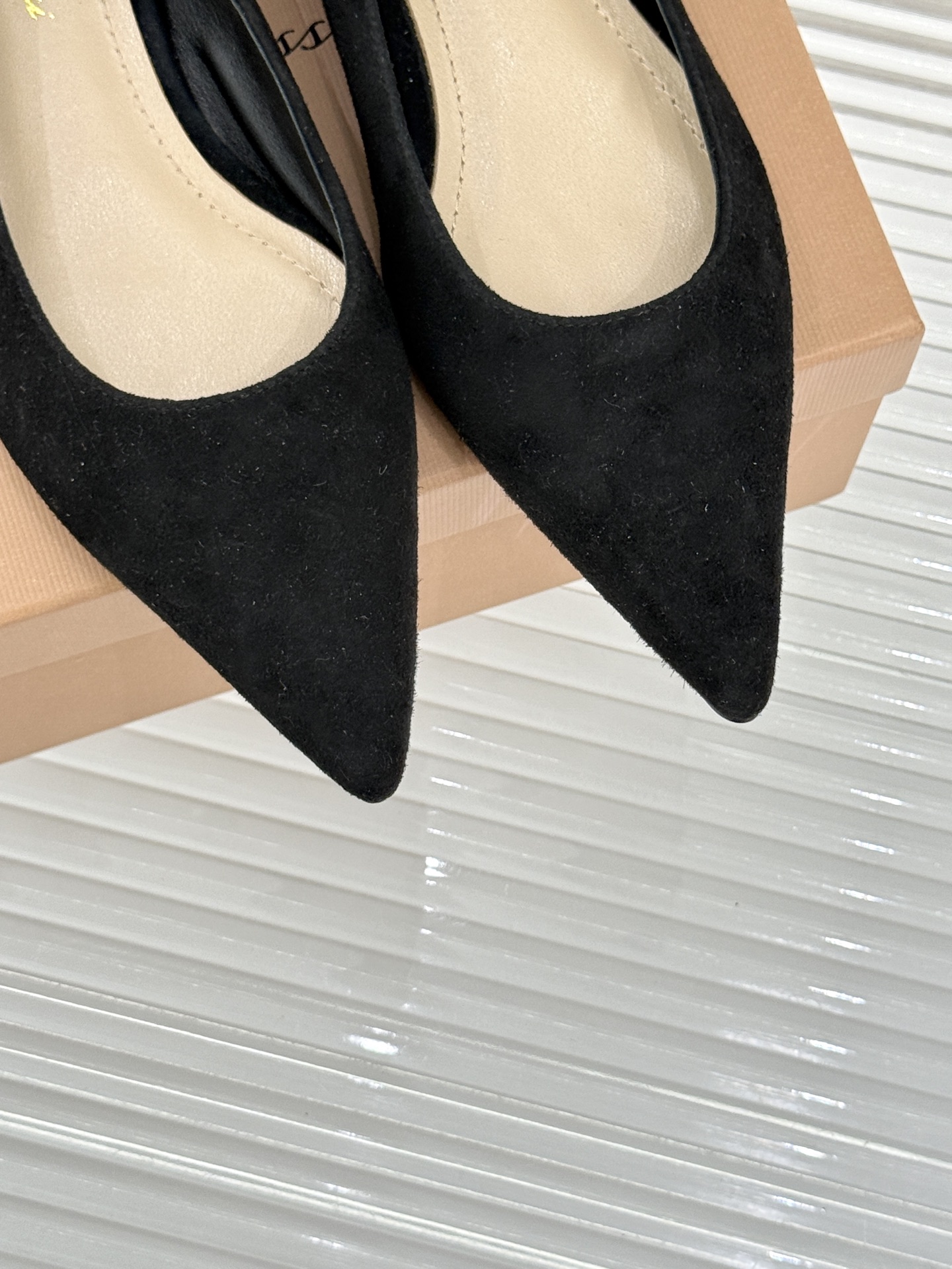 Gianvito Rossi经典极简尖头高跟鞋单鞋以「删繁就简」的意式匠心将高奢质感藏于利落线条让每一步