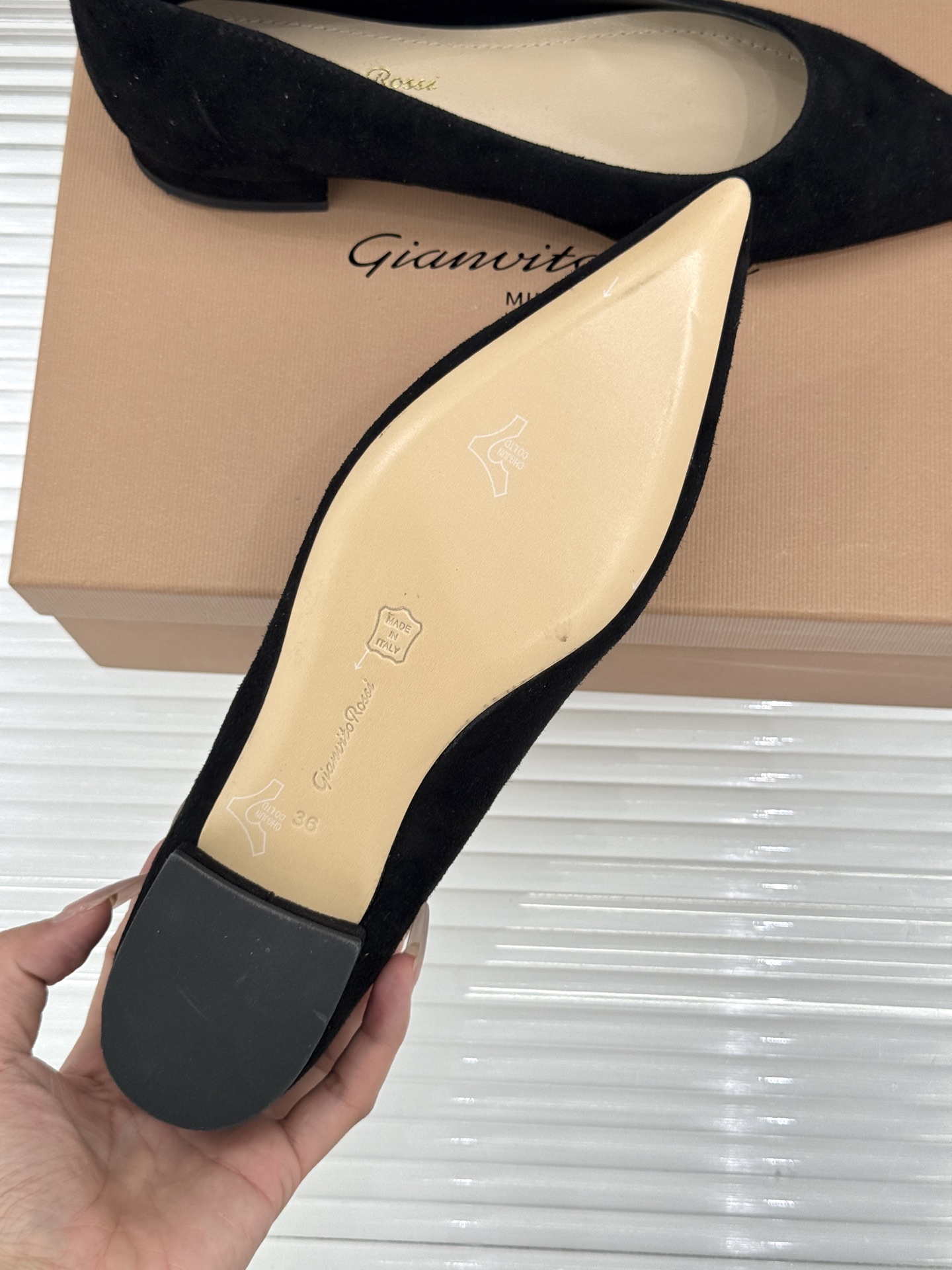 Gianvito Rossi经典极简尖头高跟鞋单鞋以「删繁就简」的意式匠心将高奢质感藏于利落线条让每一步