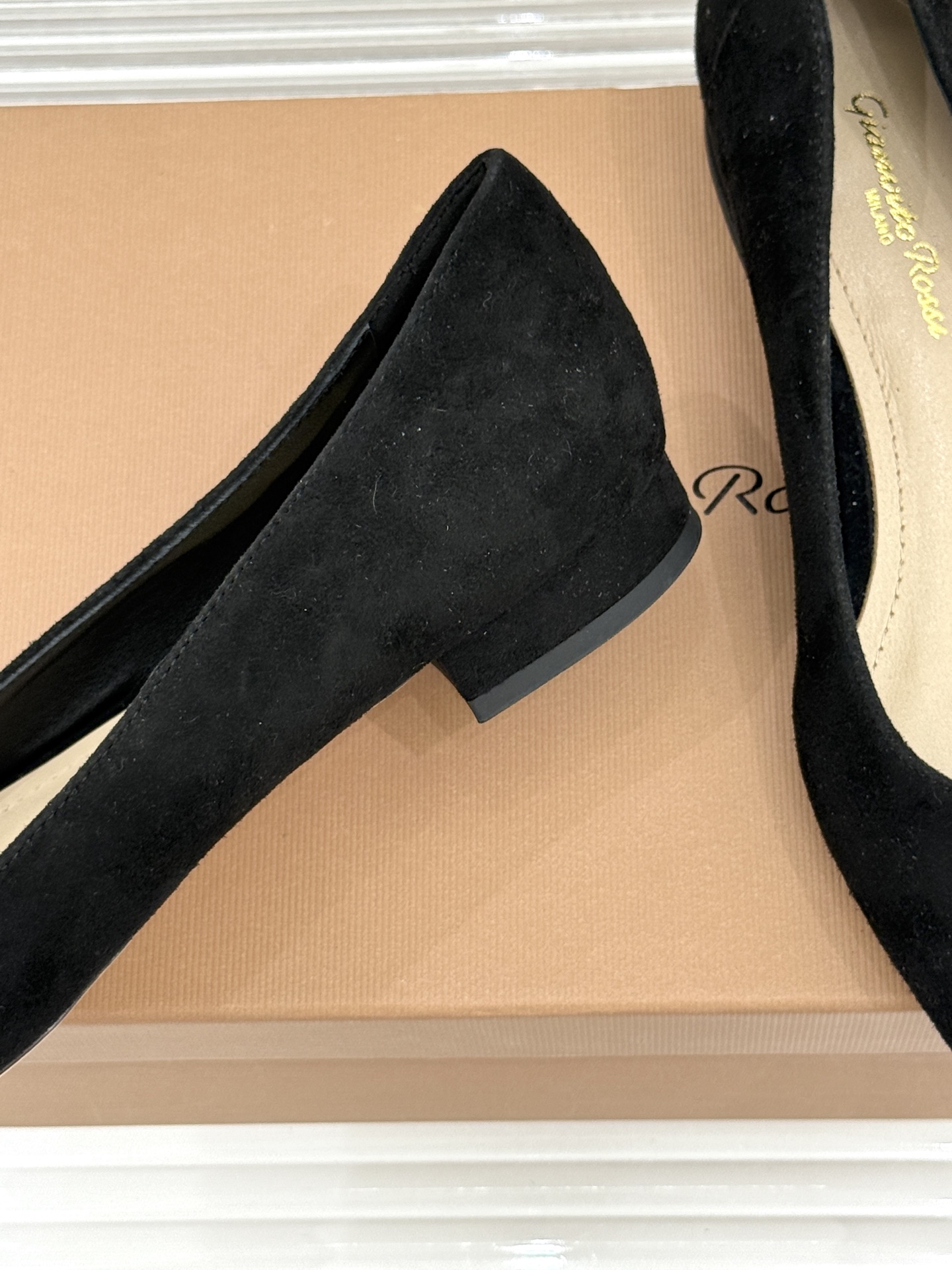 Gianvito Rossi经典极简尖头高跟鞋单鞋以「删繁就简」的意式匠心将高奢质感藏于利落线条让每一步