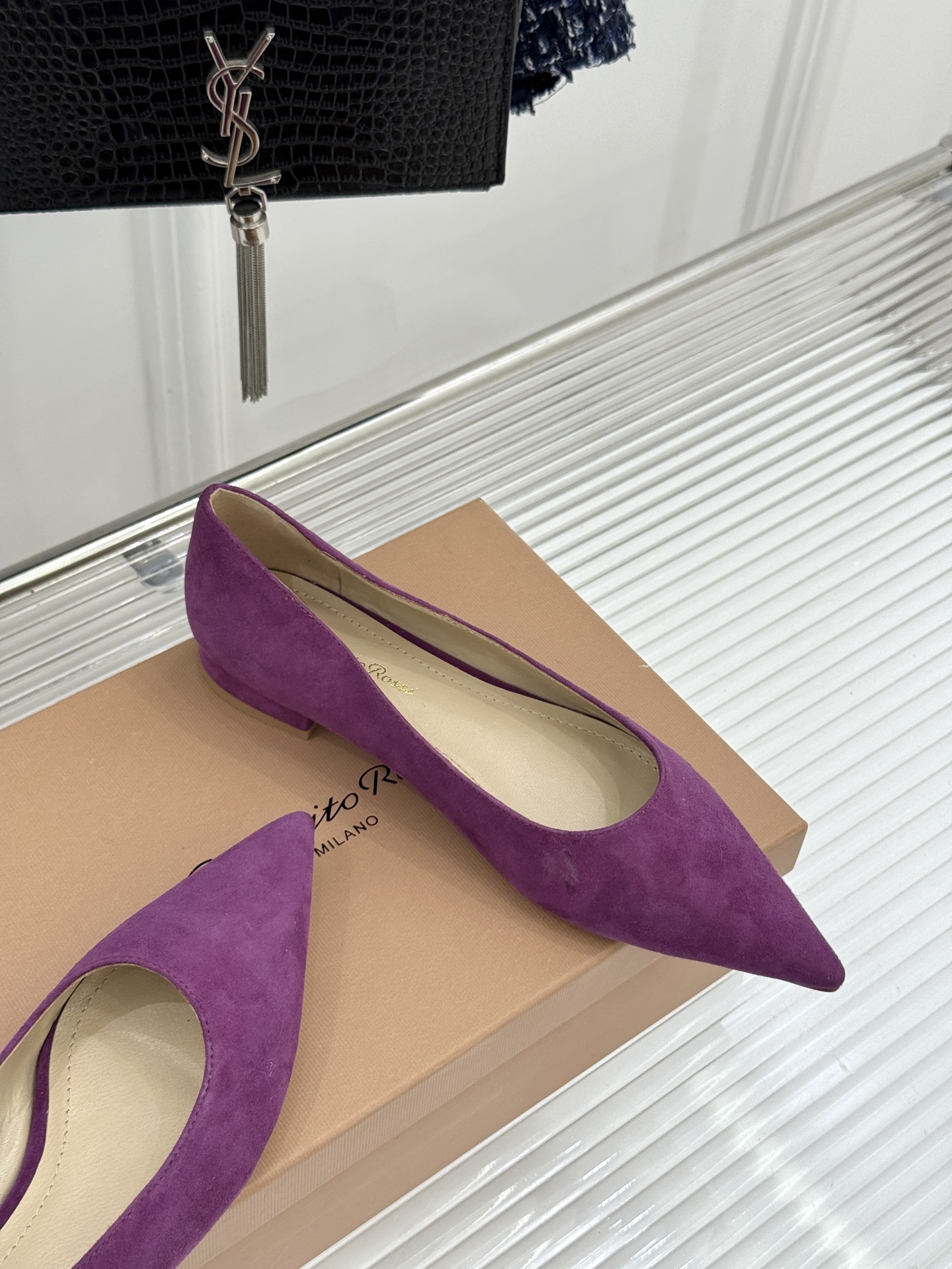 Gianvito Rossi经典极简尖头高跟鞋单鞋以「删繁就简」的意式匠心将高奢质感藏于利落线条让每一步