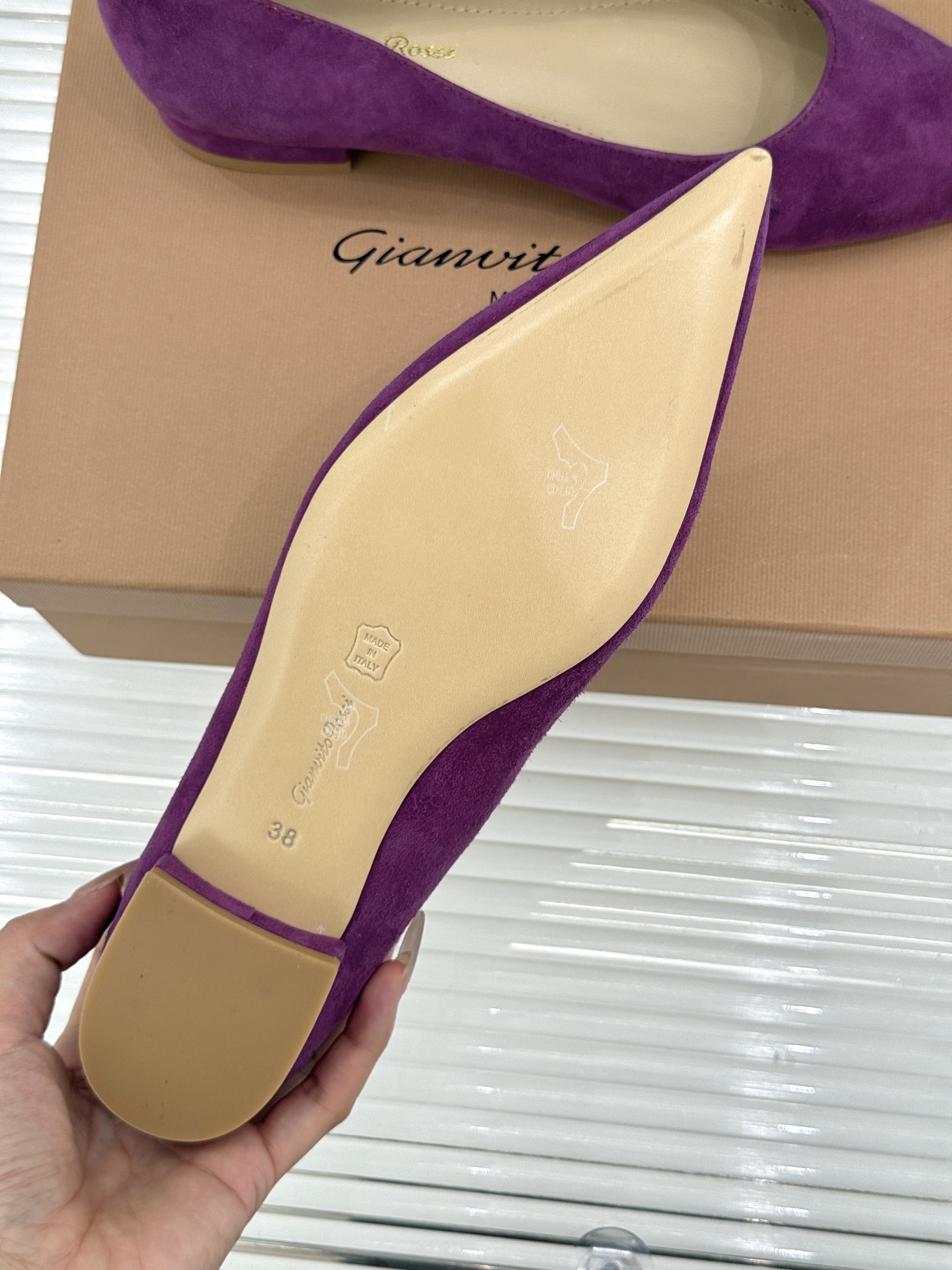 Gianvito Rossi经典极简尖头高跟鞋单鞋以「删繁就简」的意式匠心将高奢质感藏于利落线条让每一步