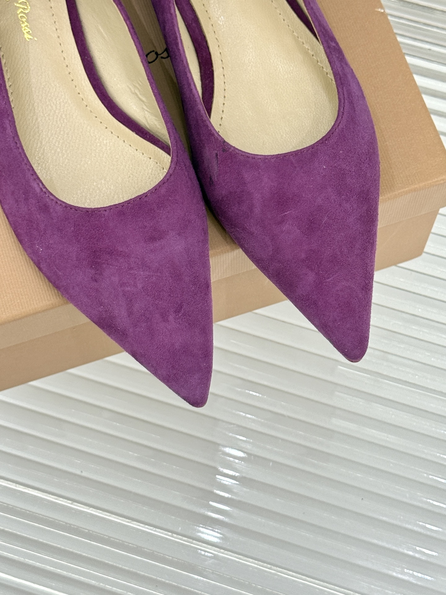 Gianvito Rossi经典极简尖头高跟鞋单鞋以「删繁就简」的意式匠心将高奢质感藏于利落线条让每一步