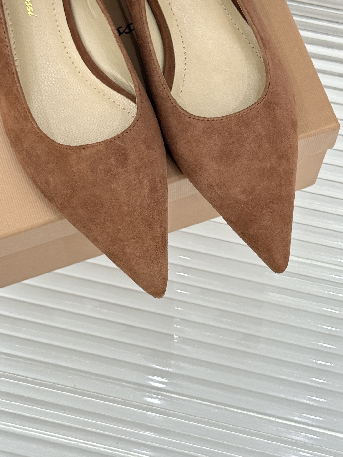 Gianvito Rossi经典极简尖头高跟鞋单鞋以「删繁就简」的意式匠心将高奢质感藏于利落线条让每一步