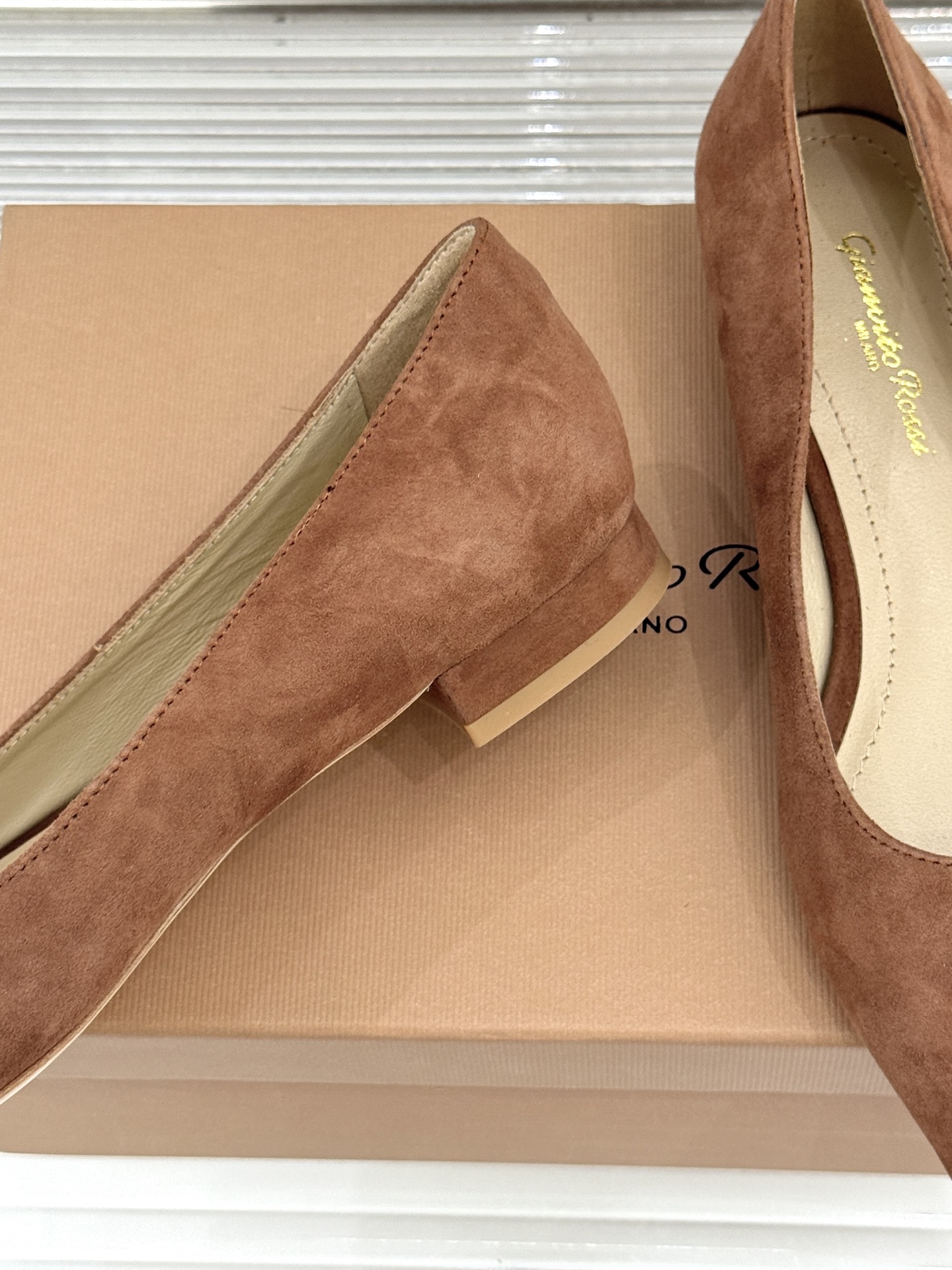 Gianvito Rossi经典极简尖头高跟鞋单鞋以「删繁就简」的意式匠心将高奢质感藏于利落线条让每一步