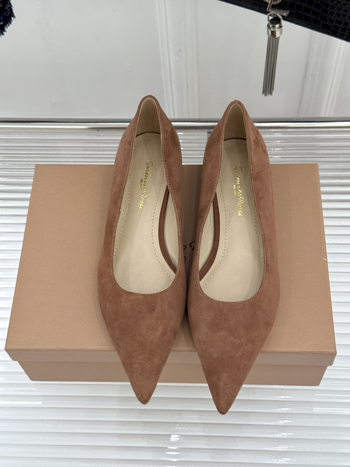 Gianvito Rossi经典极简尖头高跟鞋单鞋以「删繁就简」的意式匠心将高奢质感藏于利落线条让每一步