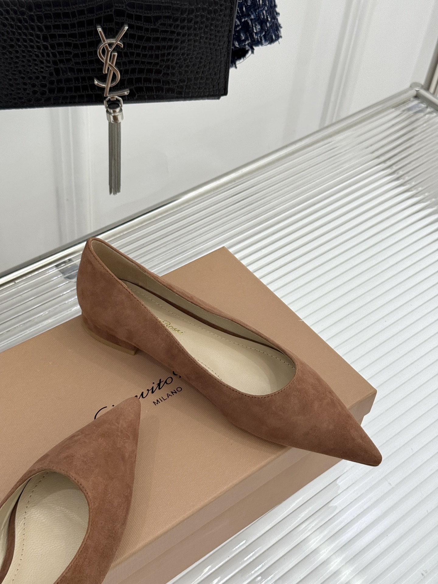 Gianvito Rossi经典极简尖头高跟鞋单鞋以「删繁就简」的意式匠心将高奢质感藏于利落线条让每一步