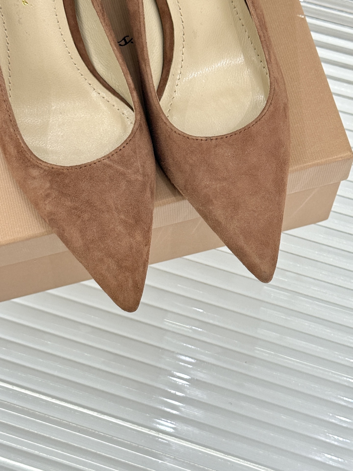 Gianvito Rossi经典极简尖头高跟鞋单鞋以「删繁就简」的意式匠心将高奢质感藏于利落线条让每一步