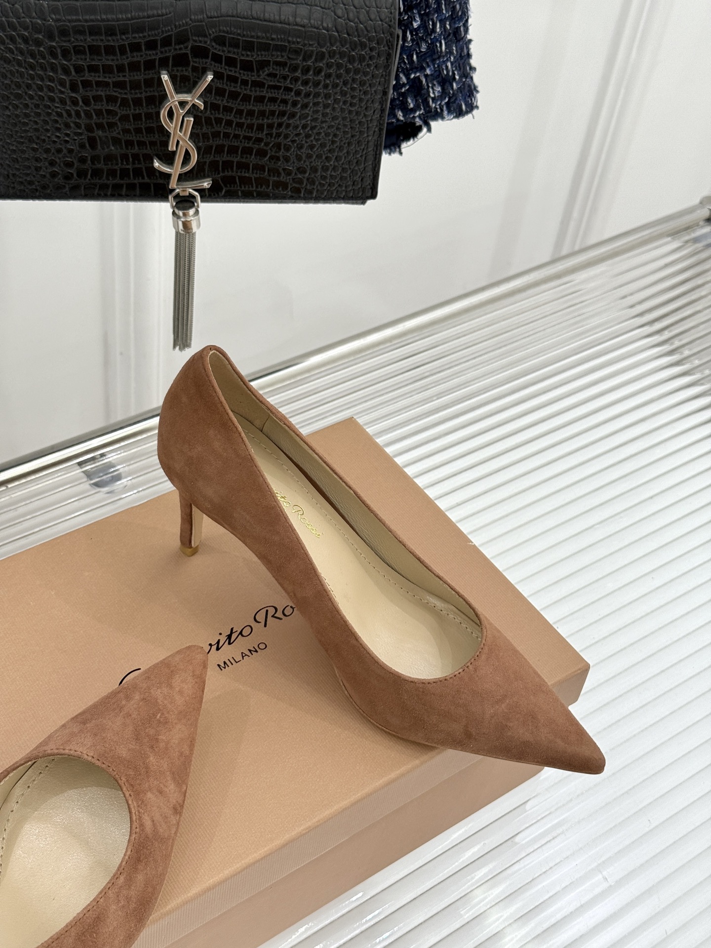 Gianvito Rossi经典极简尖头高跟鞋单鞋以「删繁就简」的意式匠心将高奢质感藏于利落线条让每一步