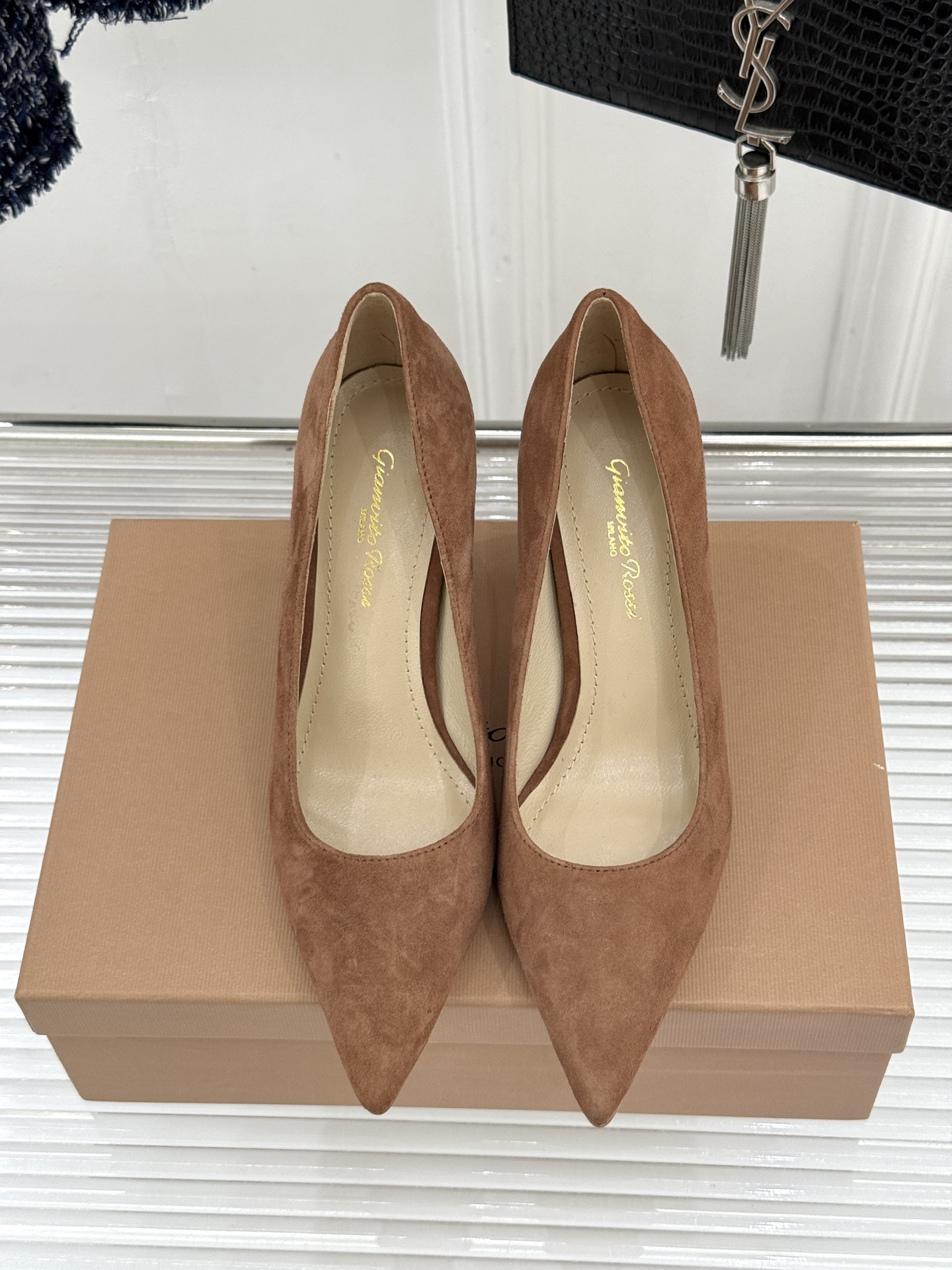 Gianvito Rossi经典极简尖头高跟鞋单鞋以「删繁就简」的意式匠心将高奢质感藏于利落线条让每一步