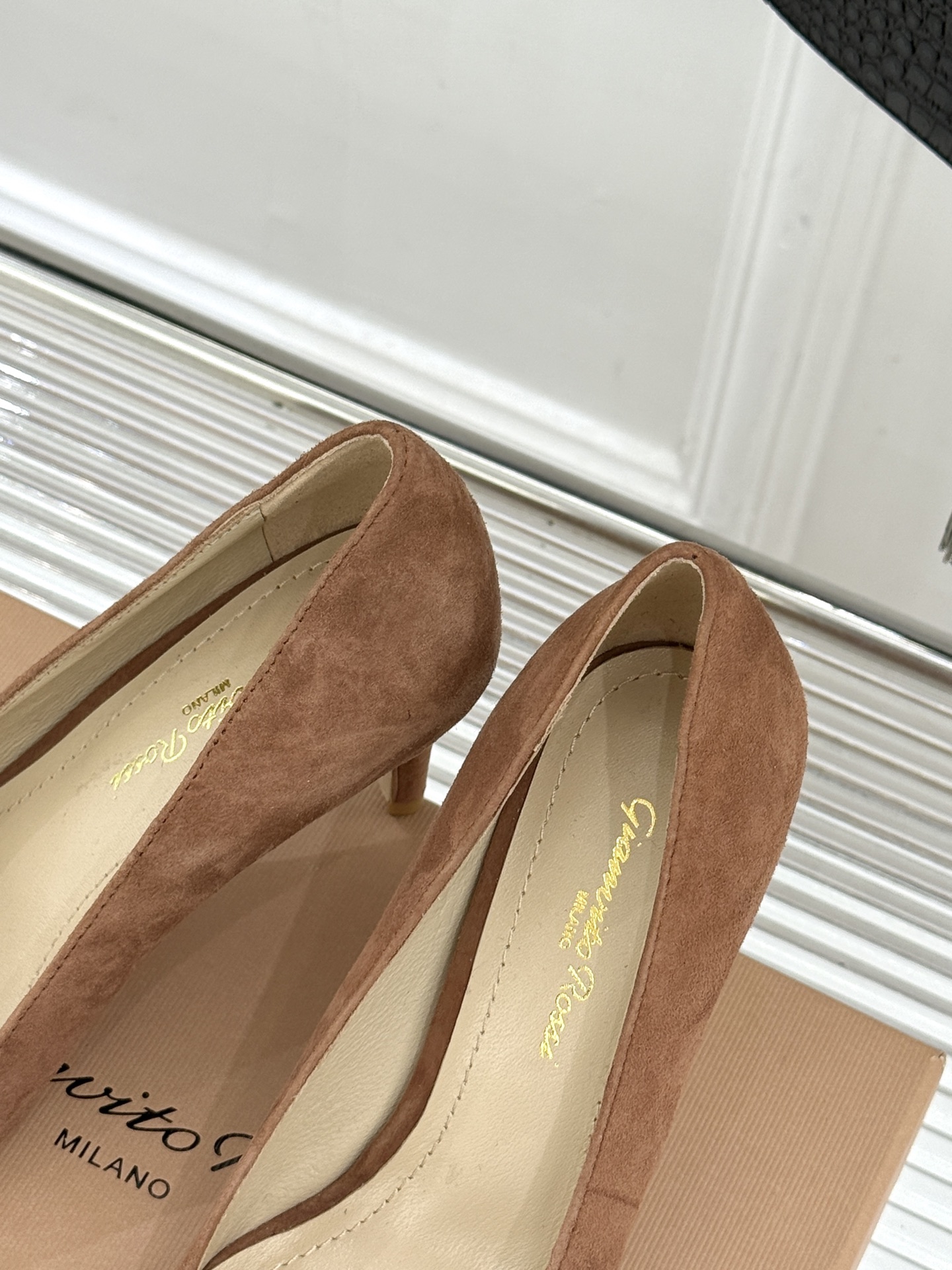 Gianvito Rossi经典极简尖头高跟鞋单鞋以「删繁就简」的意式匠心将高奢质感藏于利落线条让每一步