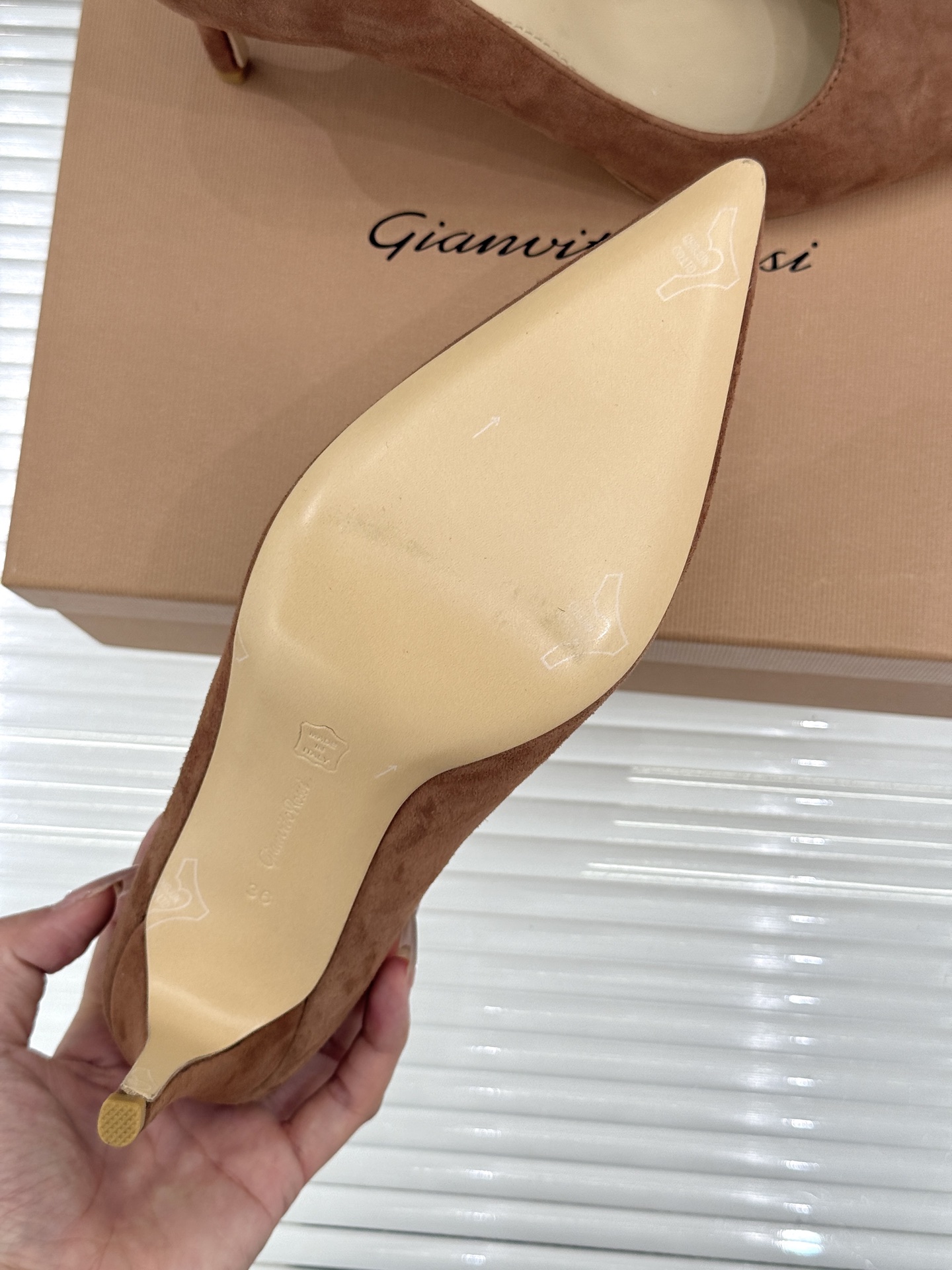 Gianvito Rossi经典极简尖头高跟鞋单鞋以「删繁就简」的意式匠心将高奢质感藏于利落线条让每一步