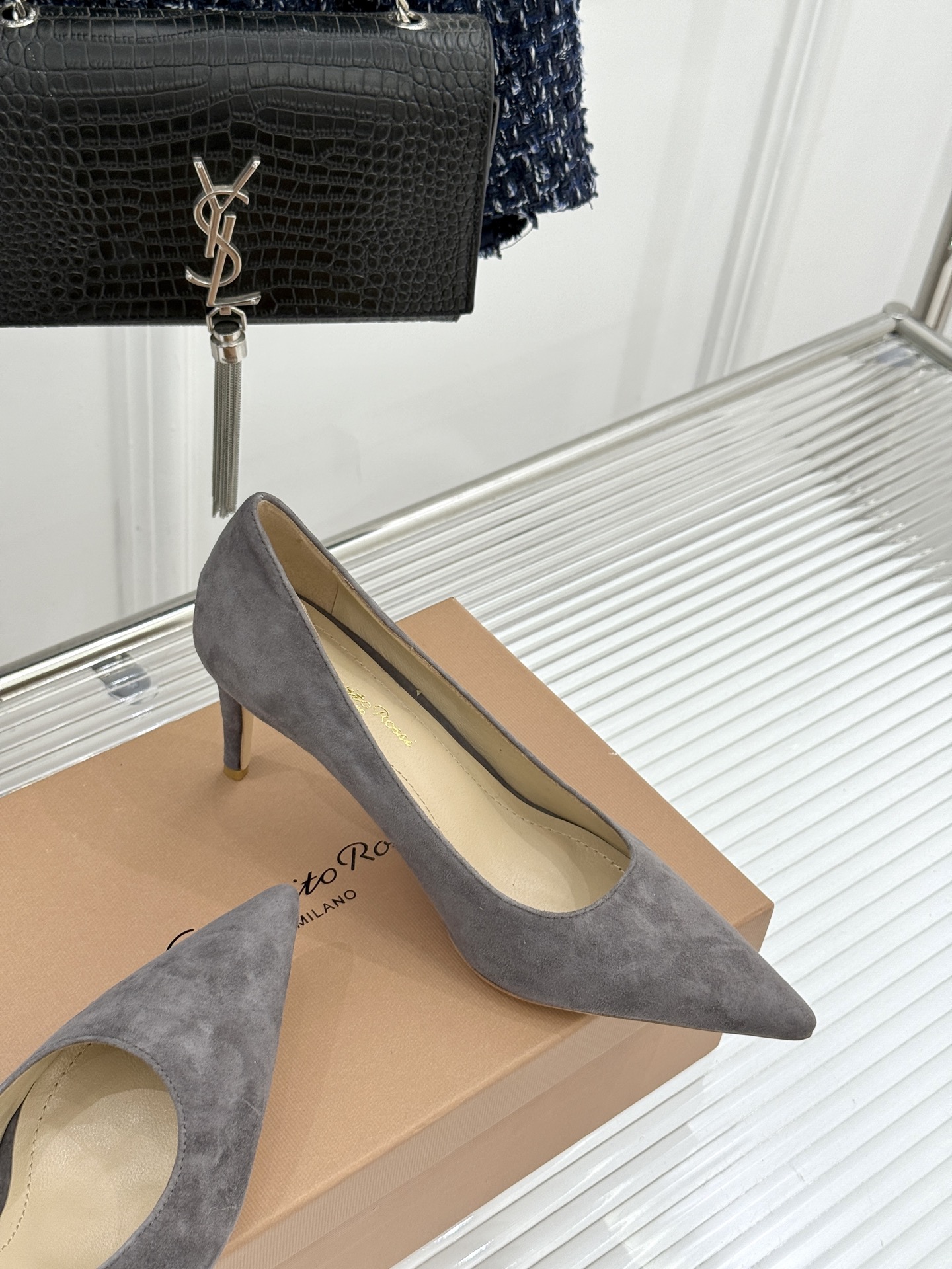 Gianvito Rossi经典极简尖头高跟鞋单鞋以「删繁就简」的意式匠心将高奢质感藏于利落线条让每一步