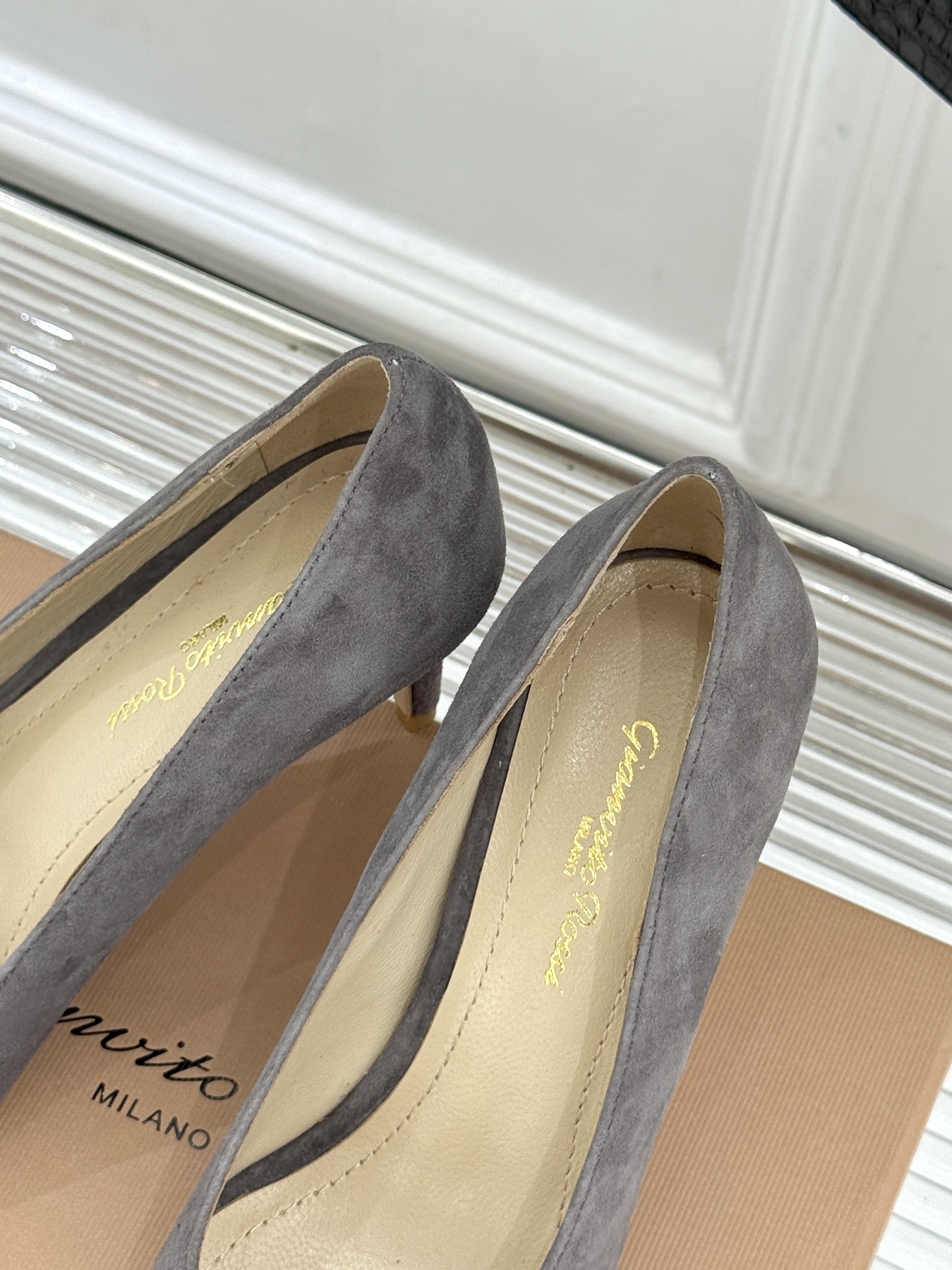 Gianvito Rossi经典极简尖头高跟鞋单鞋以「删繁就简」的意式匠心将高奢质感藏于利落线条让每一步