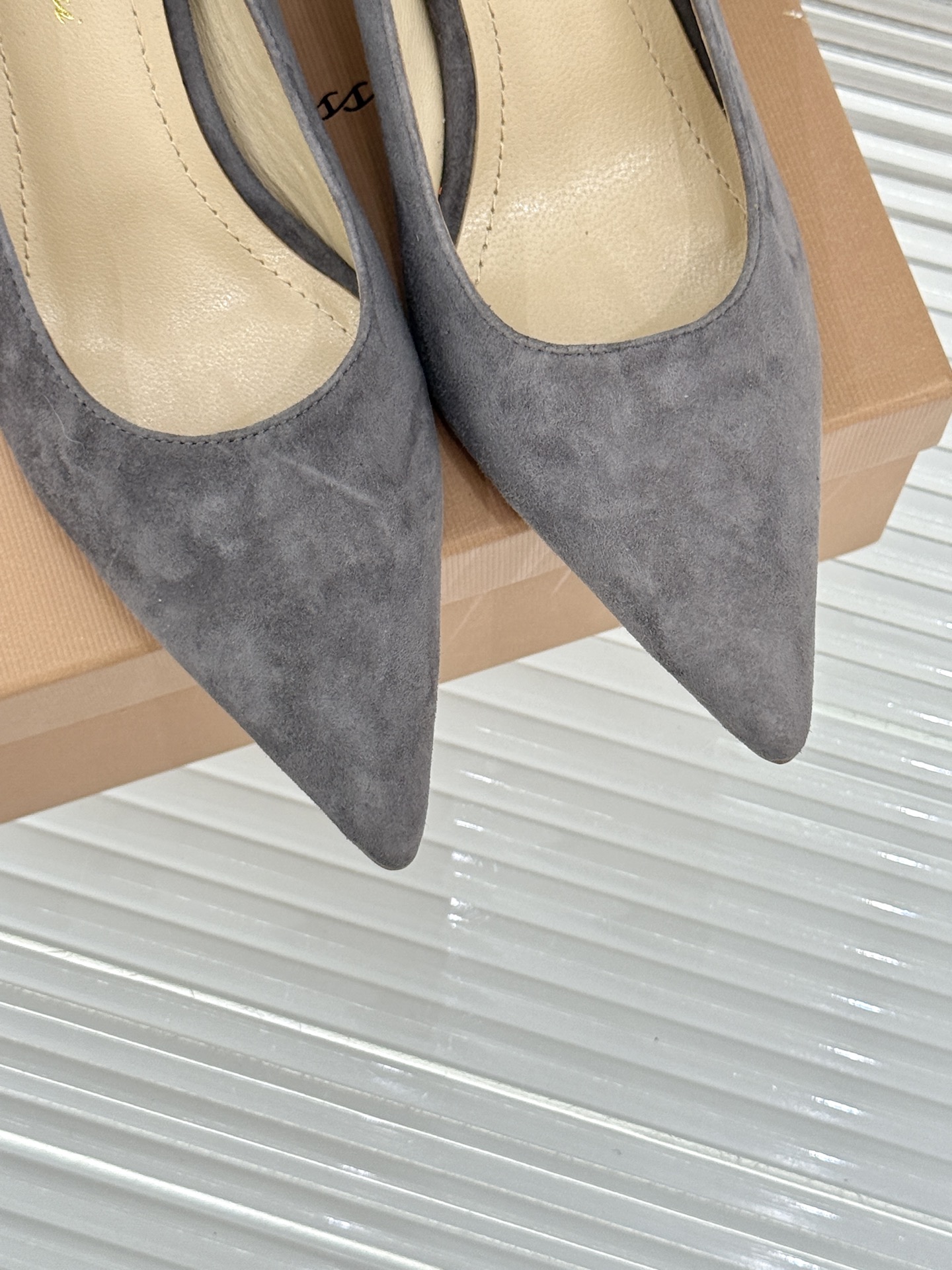 Gianvito Rossi经典极简尖头高跟鞋单鞋以「删繁就简」的意式匠心将高奢质感藏于利落线条让每一步