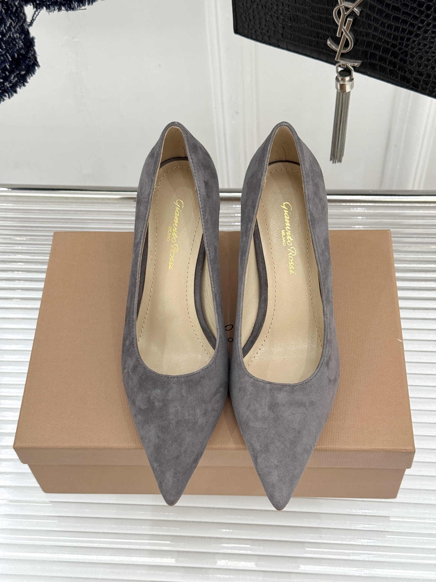 Gianvito Rossi经典极简尖头高跟鞋单鞋以「删繁就简」的意式匠心将高奢质感藏于利落线条让每一步