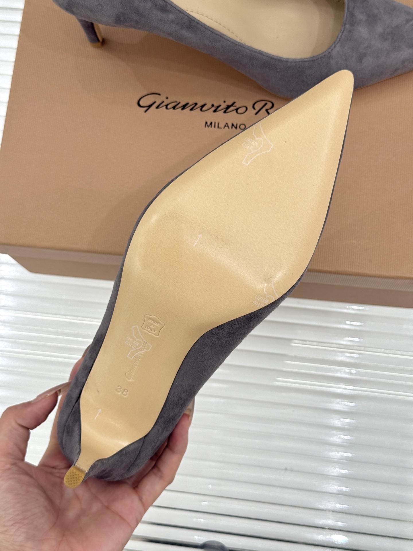 Gianvito Rossi经典极简尖头高跟鞋单鞋以「删繁就简」的意式匠心将高奢质感藏于利落线条让每一步