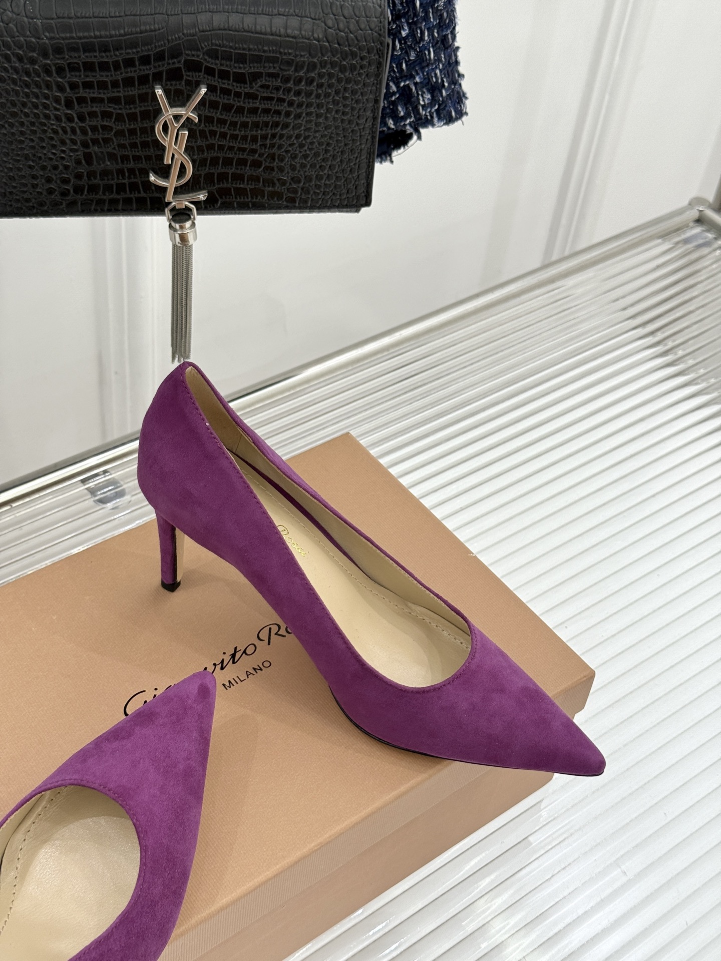 Gianvito Rossi经典极简尖头高跟鞋单鞋以「删繁就简」的意式匠心将高奢质感藏于利落线条让每一步