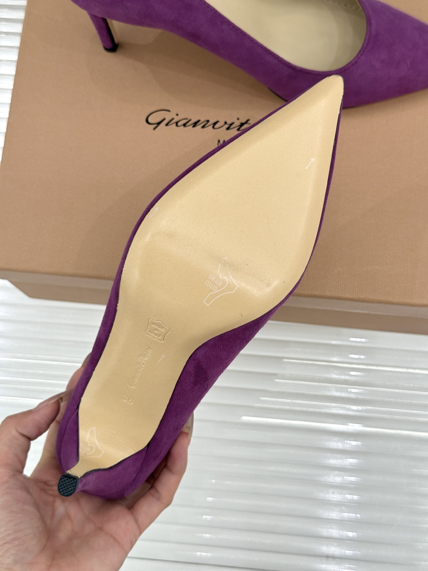 Gianvito Rossi经典极简尖头高跟鞋单鞋以「删繁就简」的意式匠心将高奢质感藏于利落线条让每一步