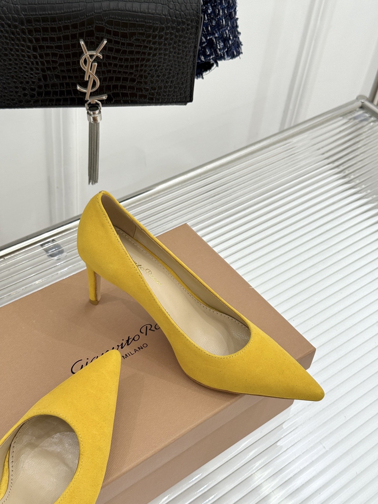 Gianvito Rossi经典极简尖头高跟鞋单鞋以「删繁就简」的意式匠心将高奢质感藏于利落线条让每一步