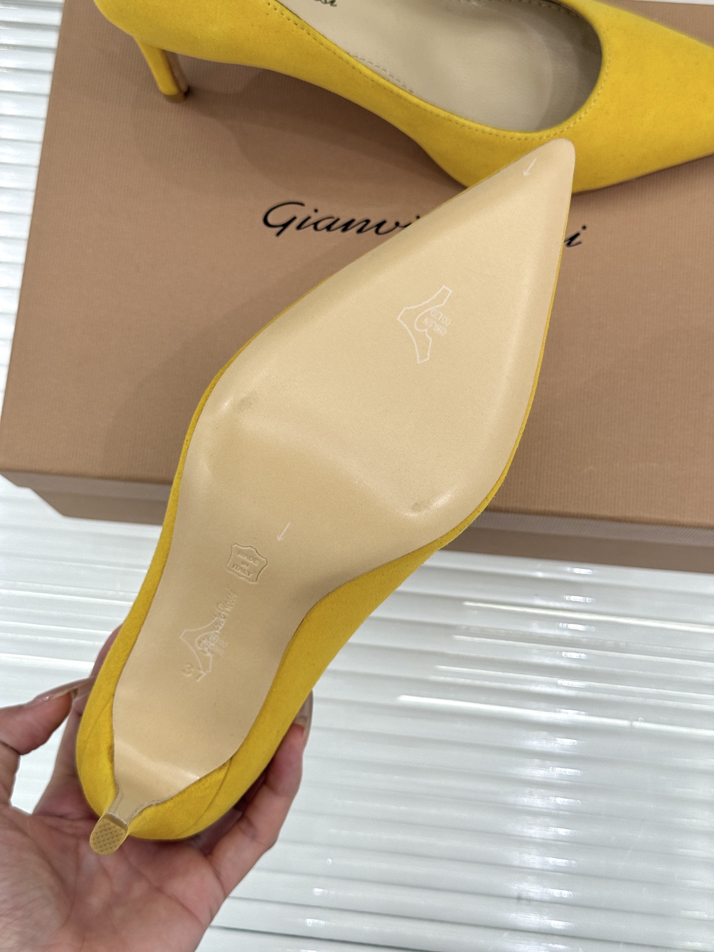 Gianvito Rossi经典极简尖头高跟鞋单鞋以「删繁就简」的意式匠心将高奢质感藏于利落线条让每一步