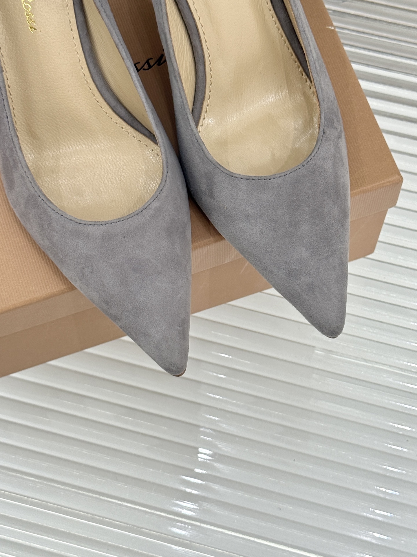 Gianvito Rossi经典极简尖头高跟鞋单鞋以「删繁就简」的意式匠心将高奢质感藏于利落线条让每一步