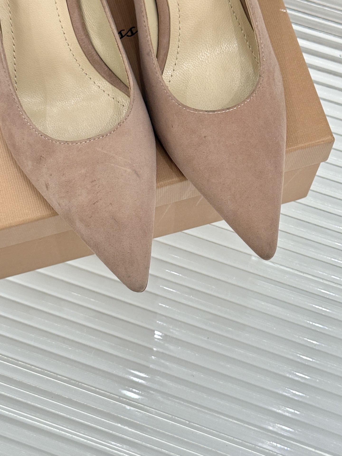 Gianvito Rossi经典极简尖头高跟鞋单鞋以「删繁就简」的意式匠心将高奢质感藏于利落线条让每一步