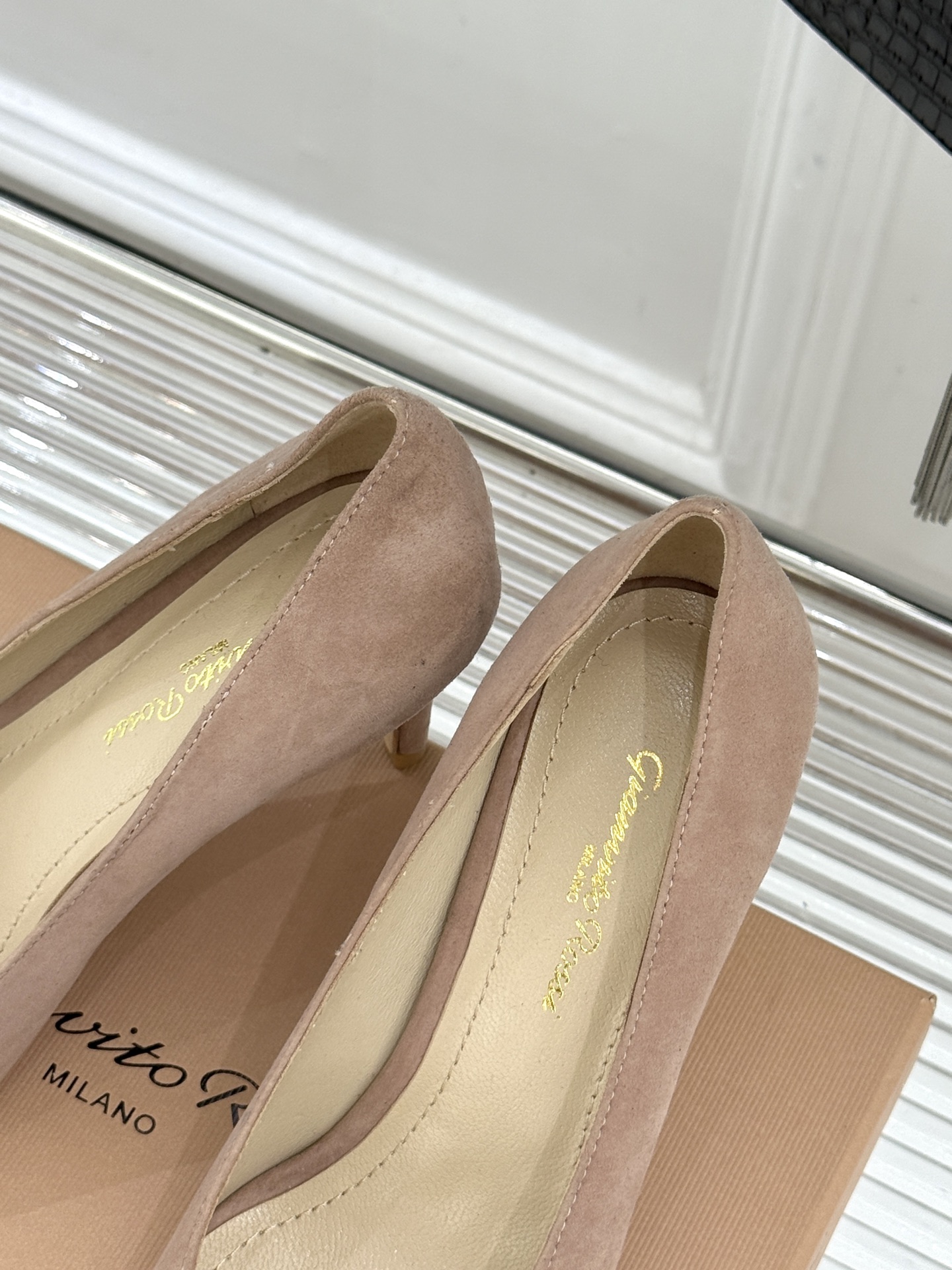 Gianvito Rossi经典极简尖头高跟鞋单鞋以「删繁就简」的意式匠心将高奢质感藏于利落线条让每一步