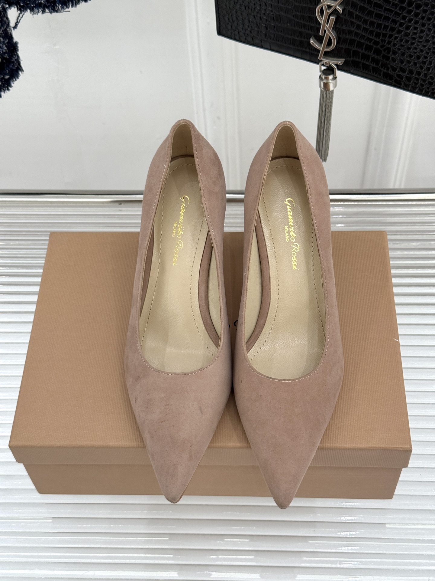 Gianvito Rossi经典极简尖头高跟鞋单鞋以「删繁就简」的意式匠心将高奢质感藏于利落线条让每一步