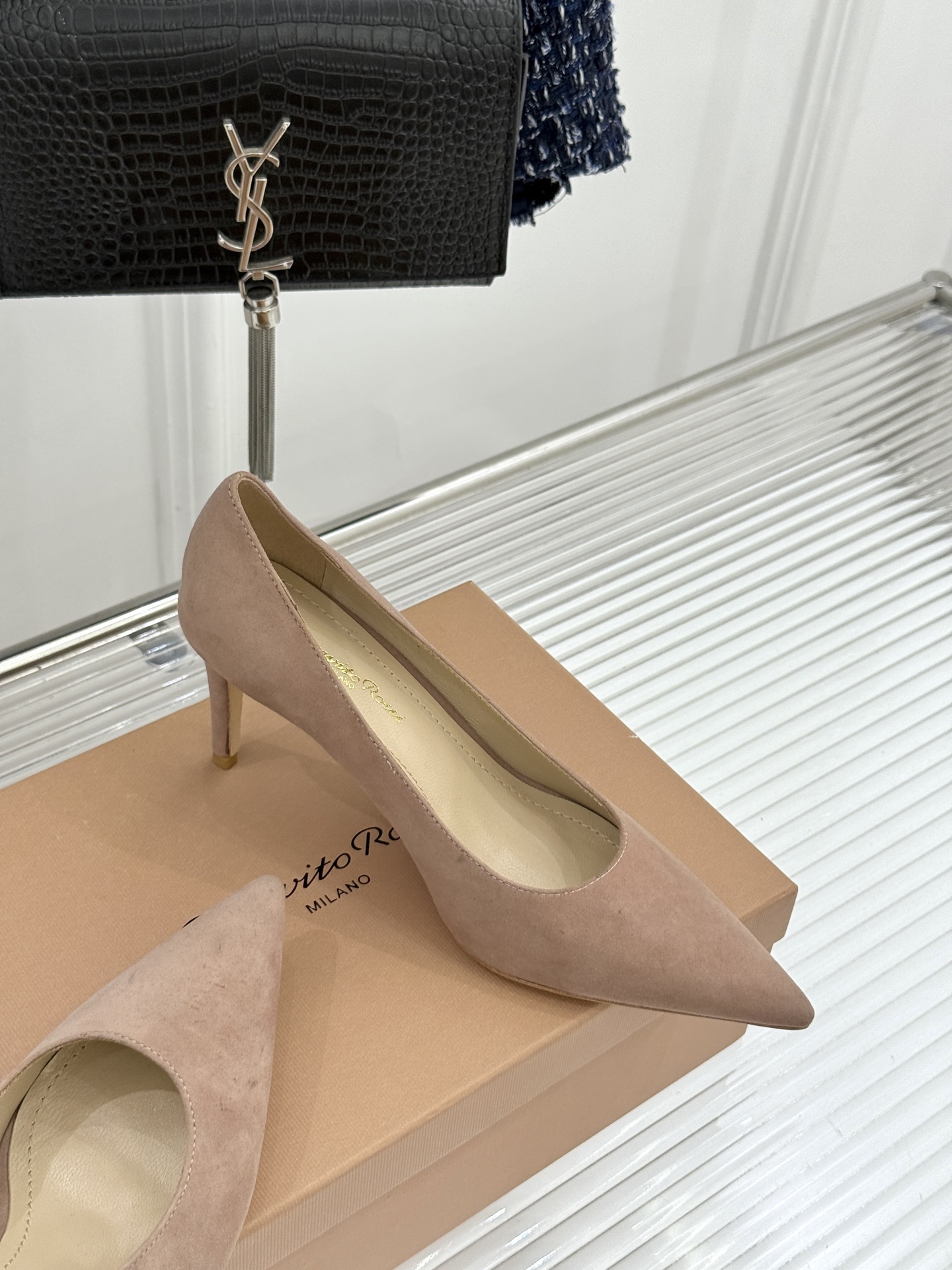 Gianvito Rossi经典极简尖头高跟鞋单鞋以「删繁就简」的意式匠心将高奢质感藏于利落线条让每一步